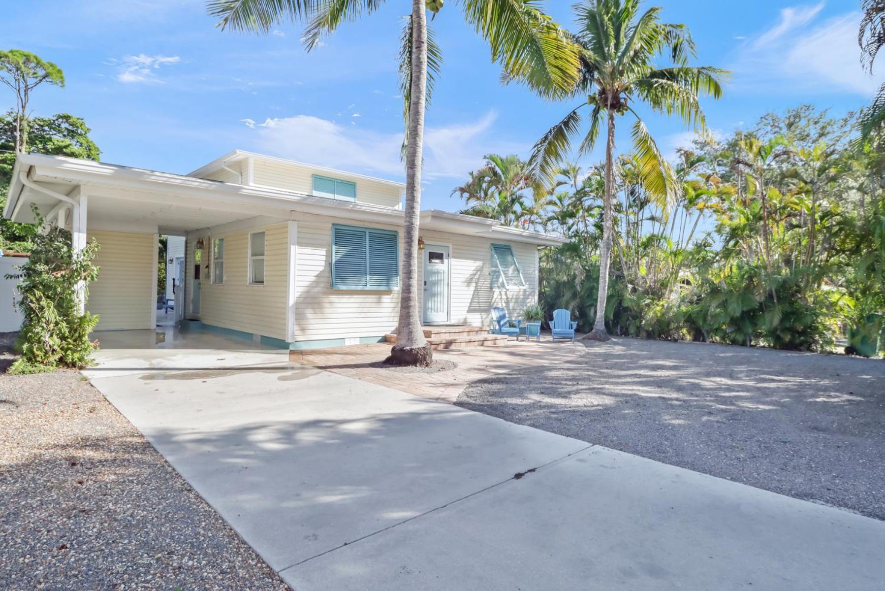 Hotel Coastal Soul House in the heart of Naples - Image 1