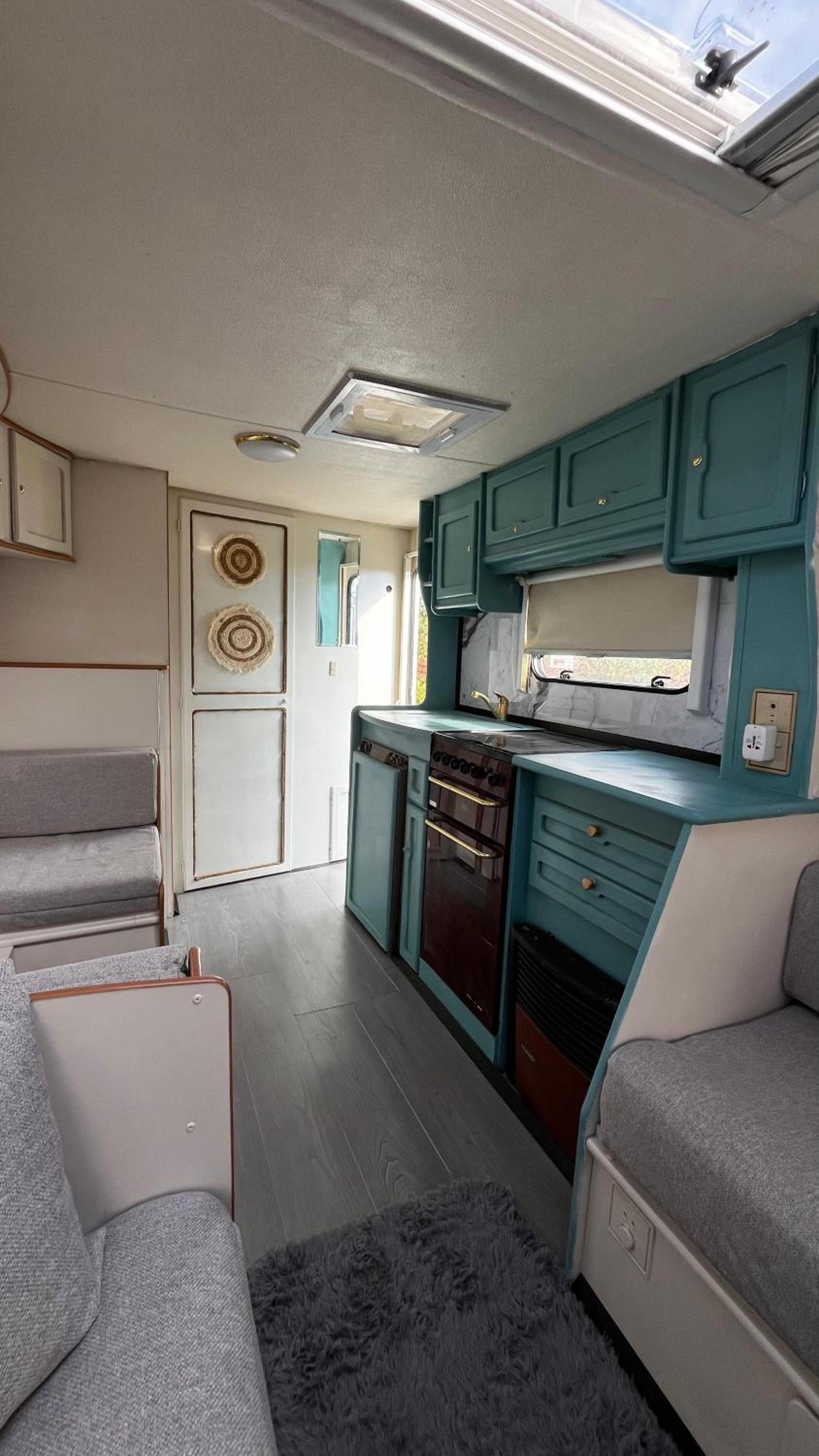 Caravan Albania photo 2