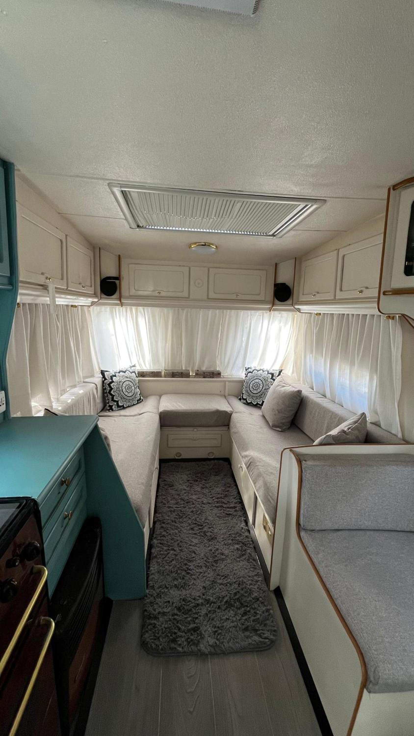 Caravan Albania photo 3