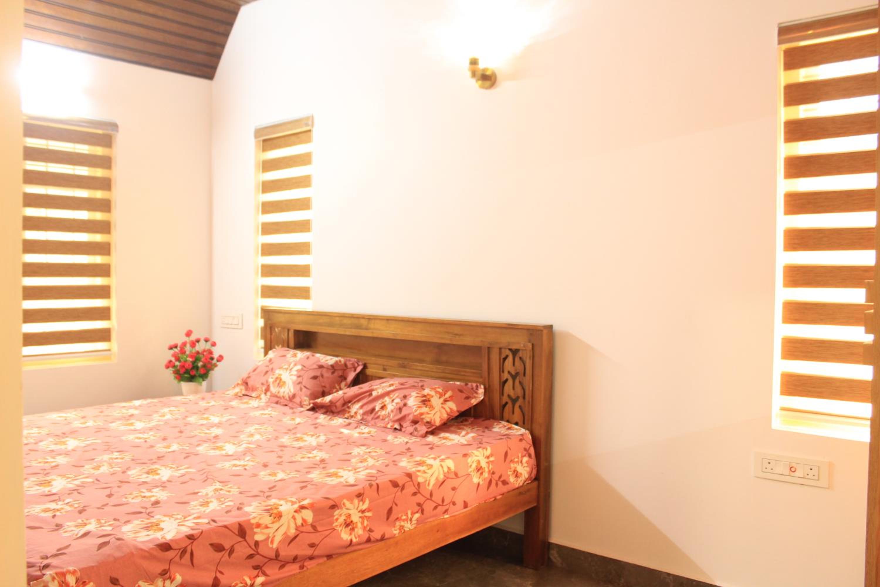 2BHK Homestay at Vagamon with Pool, Campfire and BBQ- Oakwood Oasis