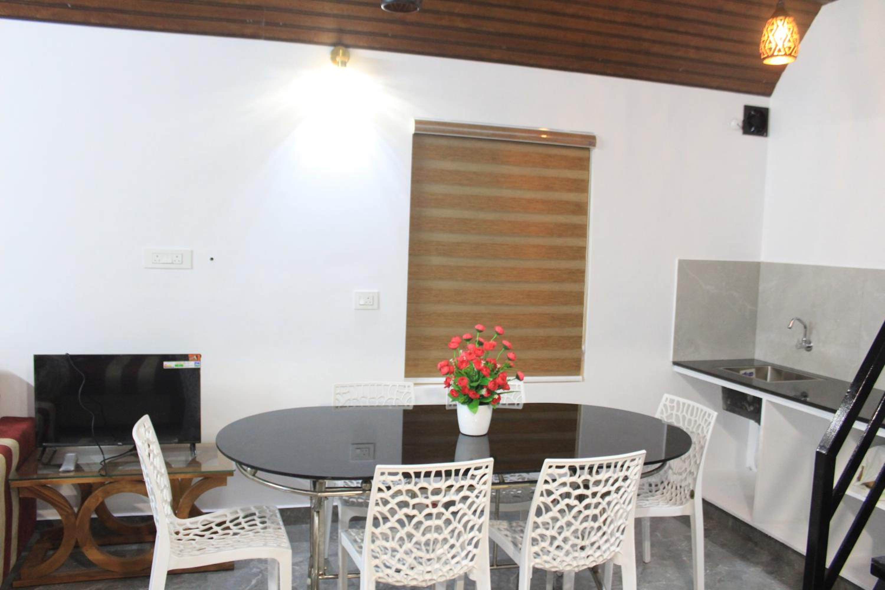 2BHK Homestay at Vagamon with Pool, Campfire and BBQ- Oakwood Oasis