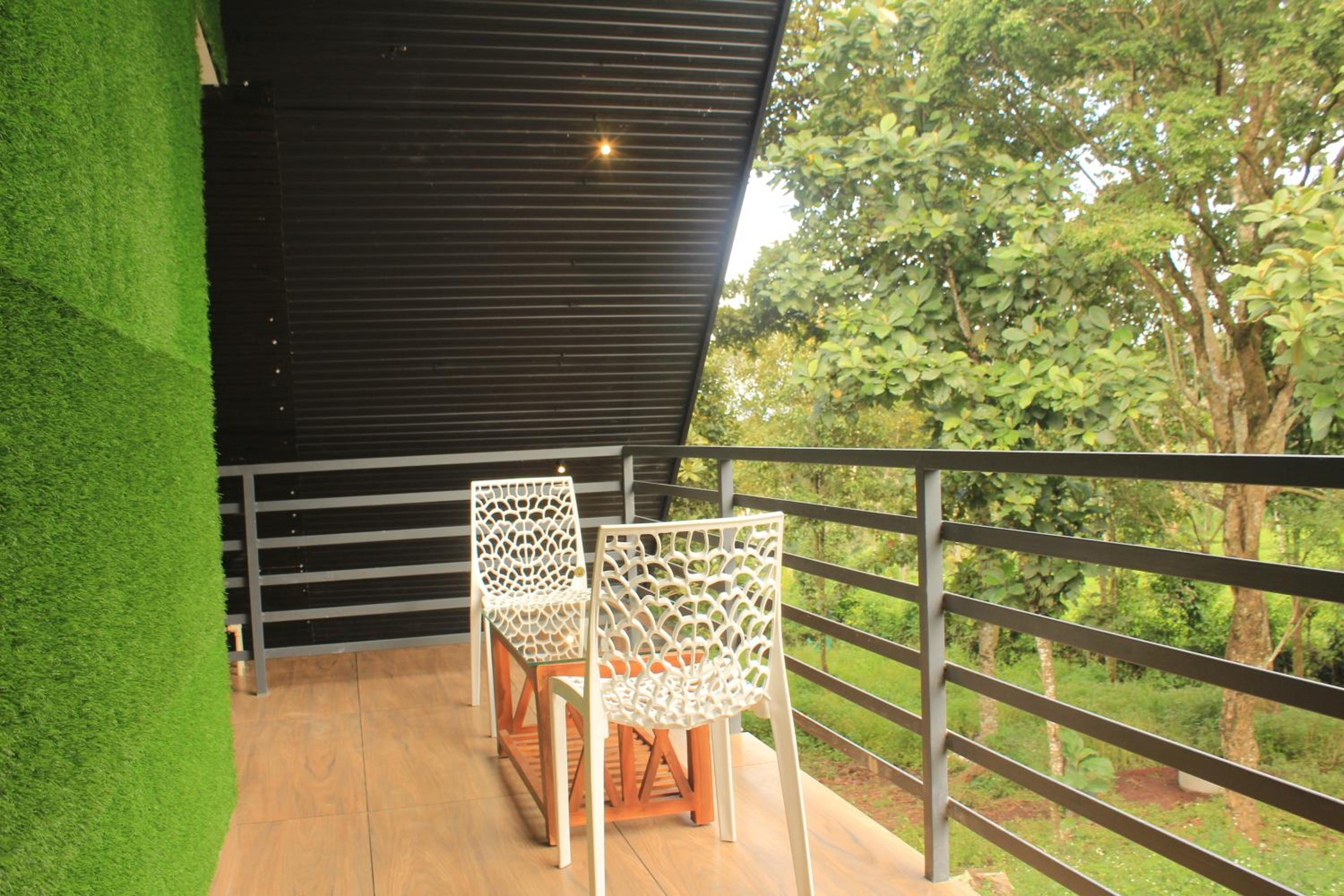 2BHK Homestay at Vagamon with Pool, Campfire and BBQ- Oakwood Oasis