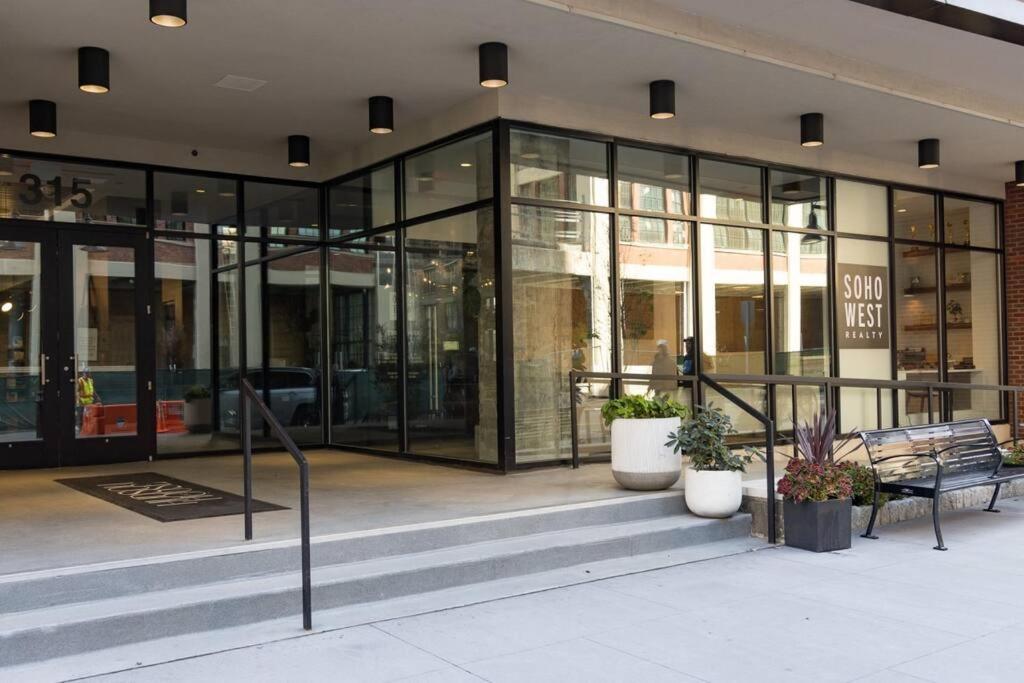 Hotel Modern Loft 15 Min from NYC with City View & Pool - Image 1