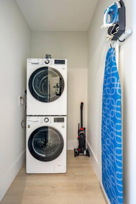 Modern Loft 15 Min from NYC with City View & Pool view 4