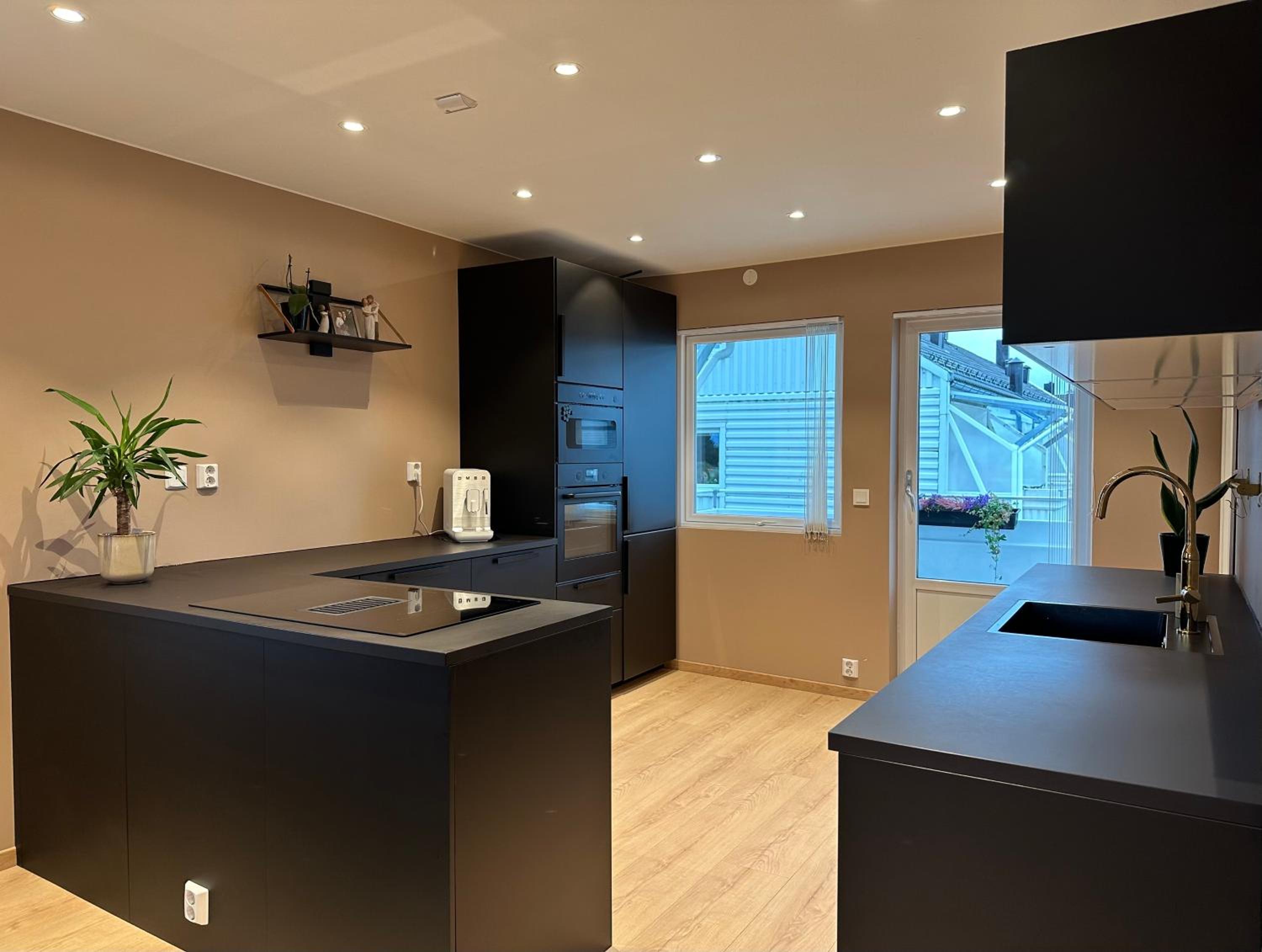 Upgraded 3 bedroom apartment, close to WC-25 view 2