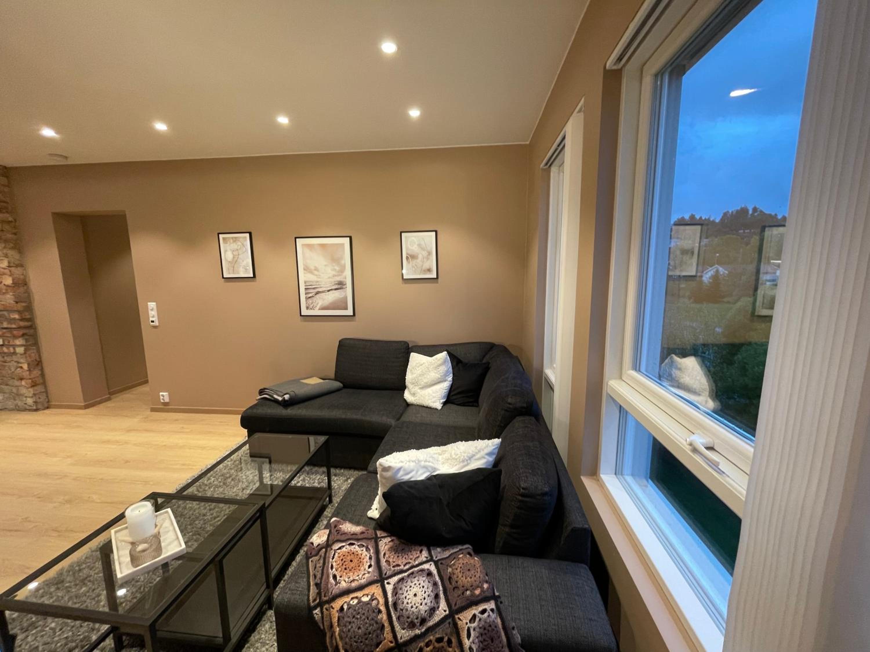 Upgraded 3 bedroom apartment, close to WC-25 view 4