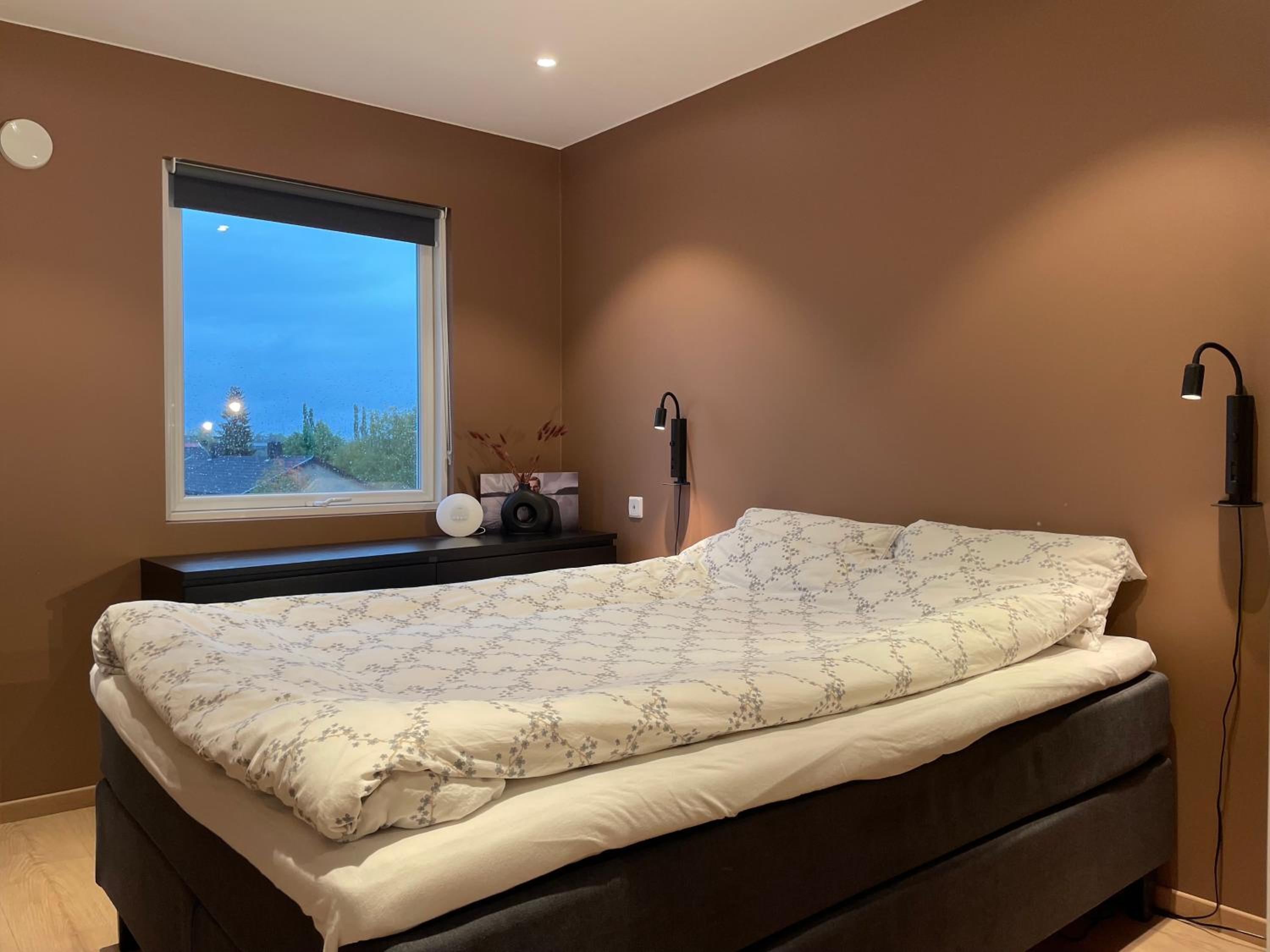 Upgraded 3 bedroom apartment, close to WC-25 view 5