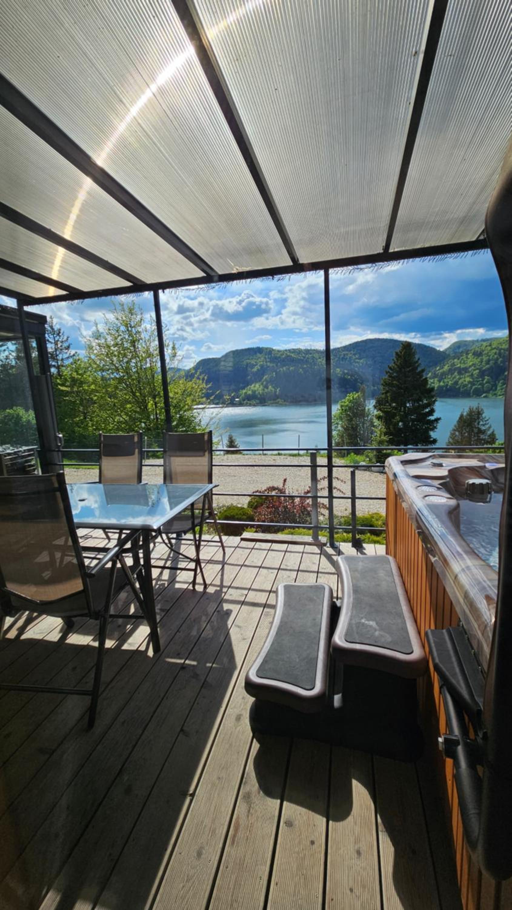 Lakeforest Dedinky Wellness Chata privát jacuzzi aj sauna, výhľad na jazero view 2