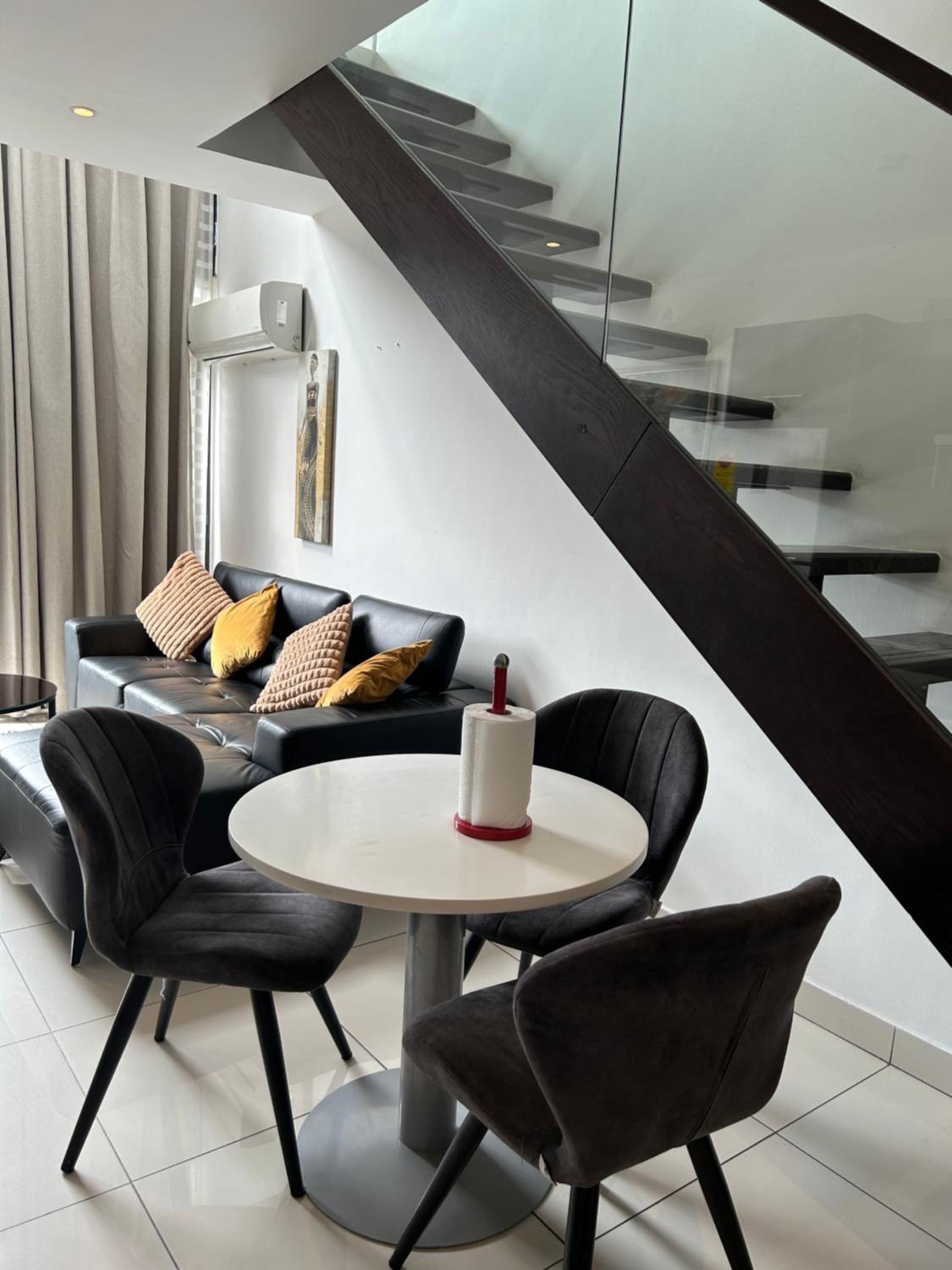 Cozy Abode by Embassy Gardens