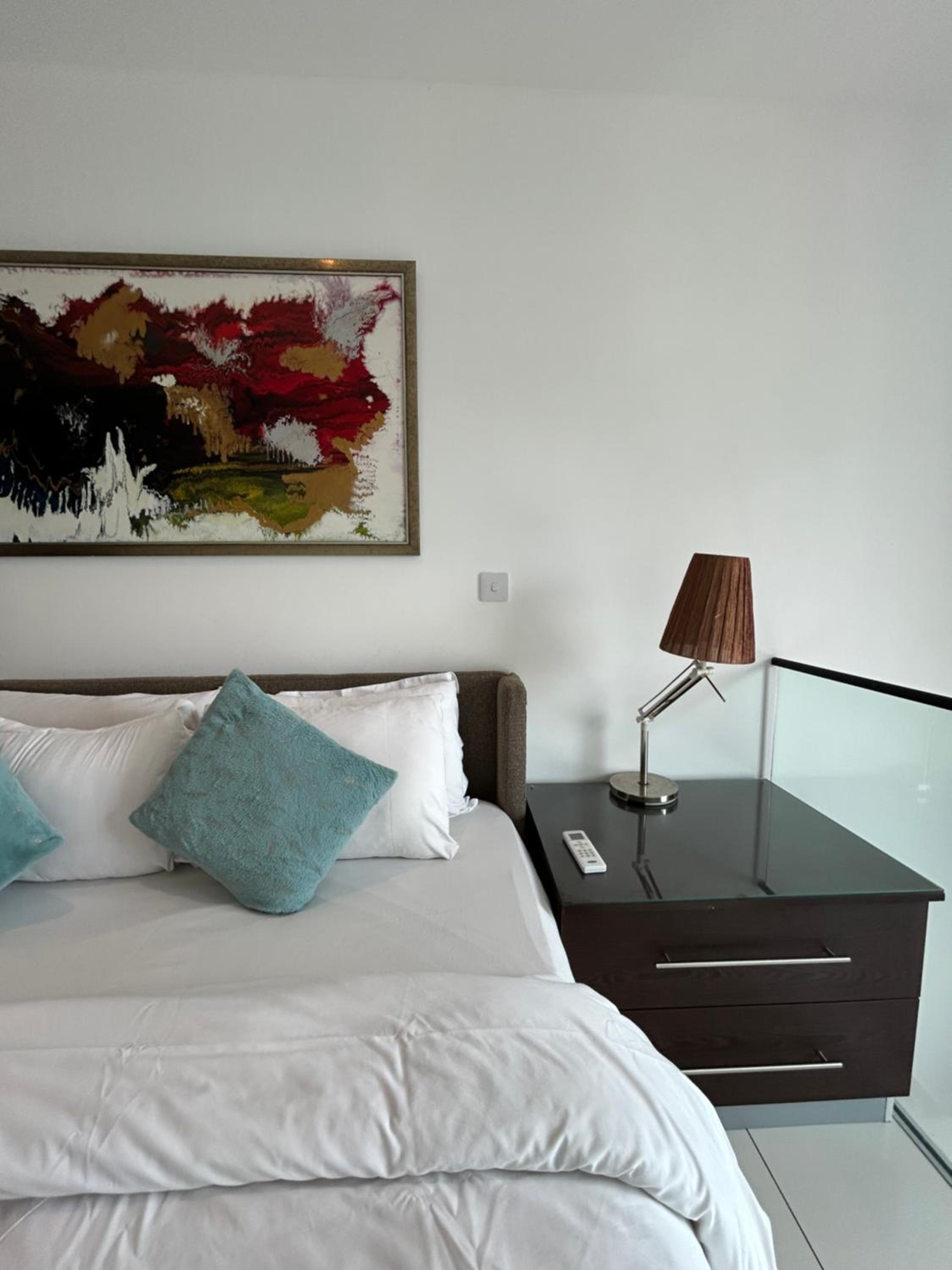 Cozy Abode by Embassy Gardens