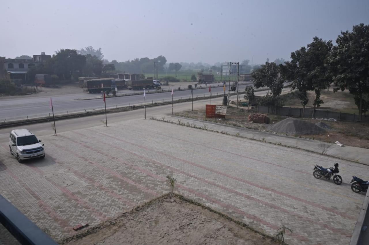 Hotel The Aryan view 4