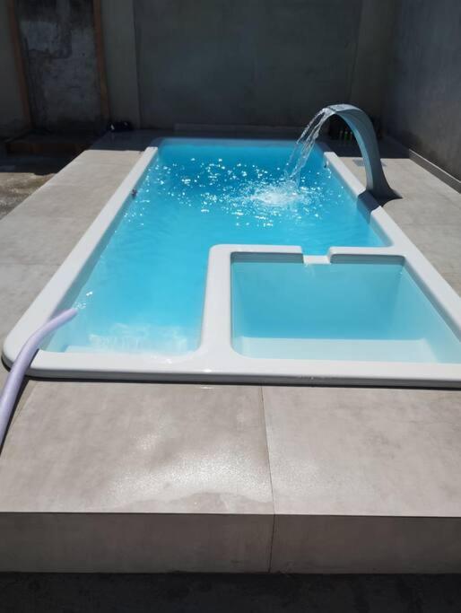 casa ampla com 3 quartos e piscina com hidromassagem