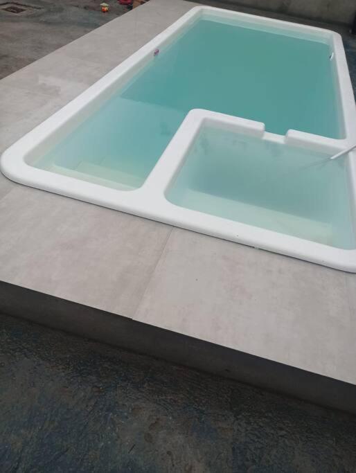 casa ampla com 3 quartos e piscina com hidromassagem