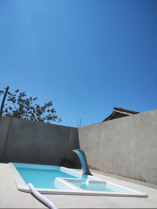 casa ampla com 3 quartos e piscina com hidromassagem