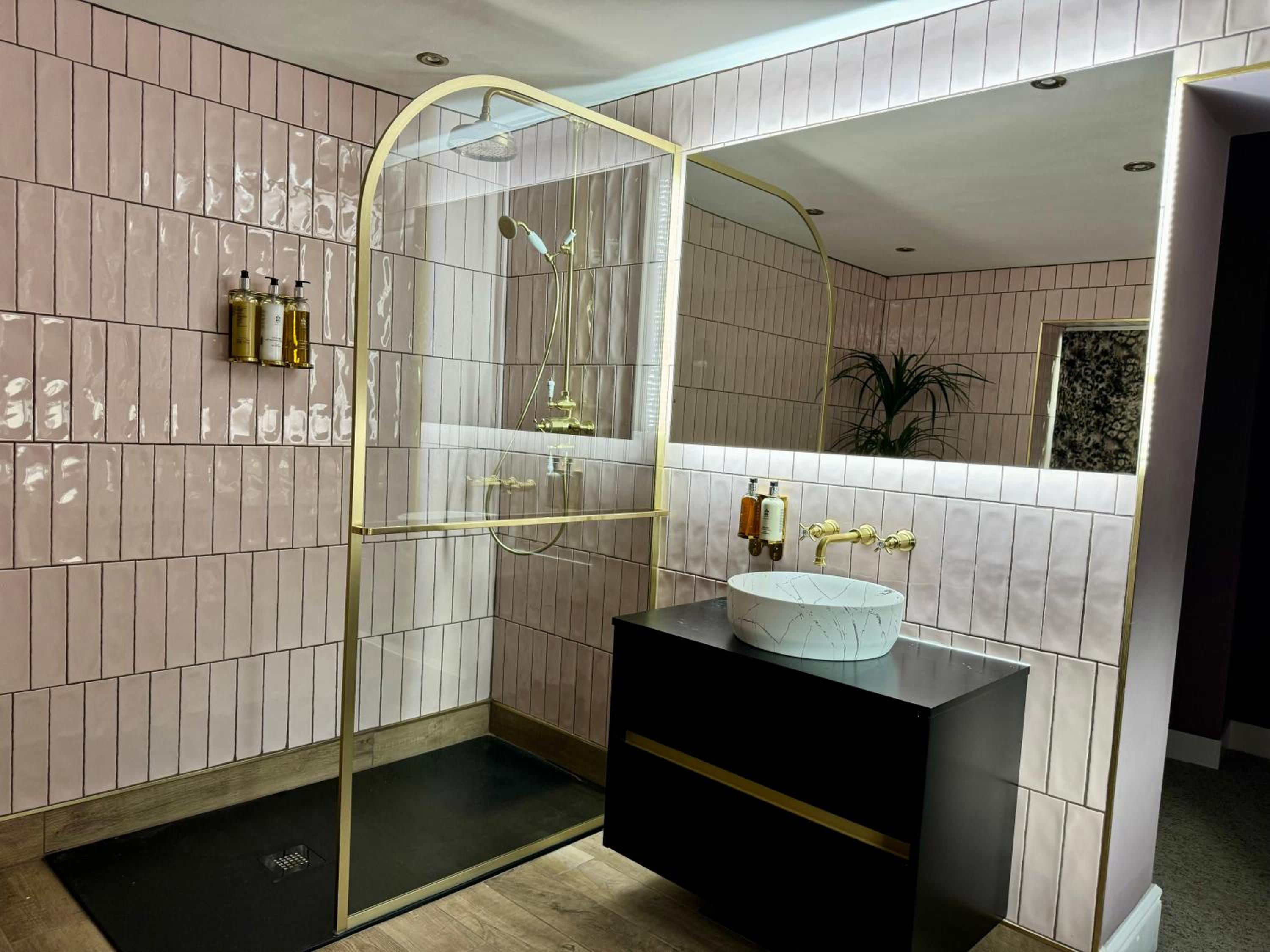 Secret Garden House - 7 bed Manor House with Hot Tub and Magical walled Gardens view 3