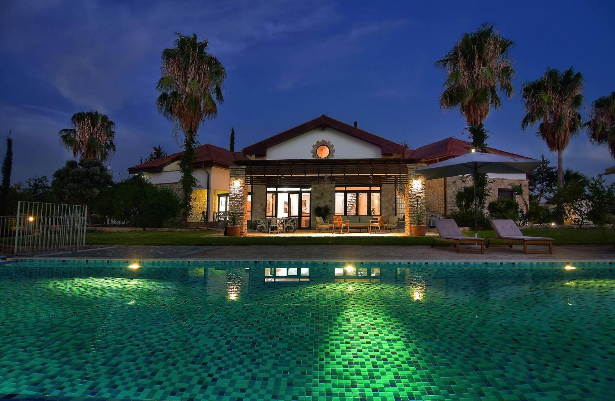 Incredible Large Villa In Paphos sleeps 14 Children Pool, Jacuzzi, Huge Garden