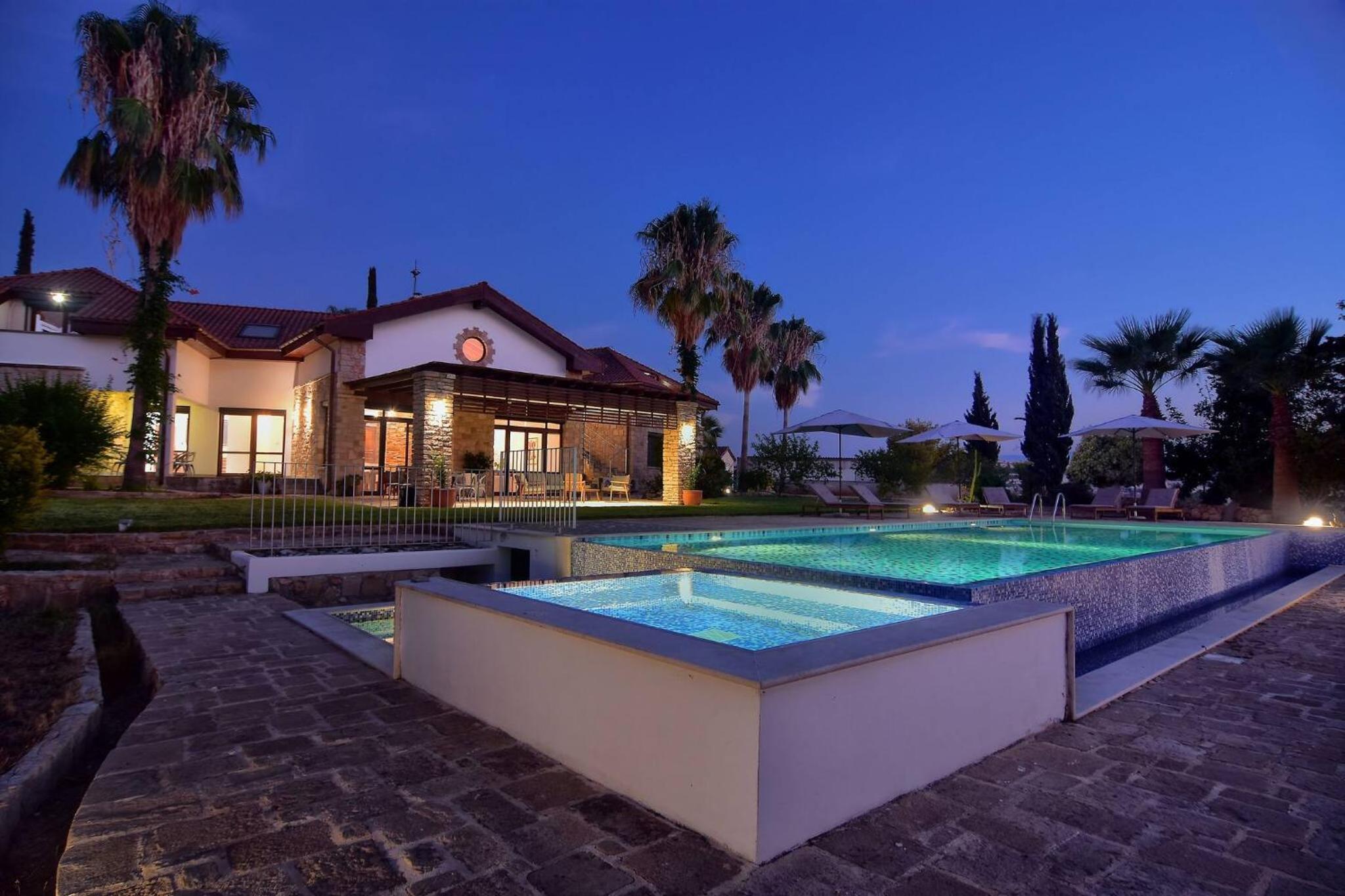 Incredible Large Villa In Paphos sleeps 14 Children Pool, Jacuzzi, Huge Garden