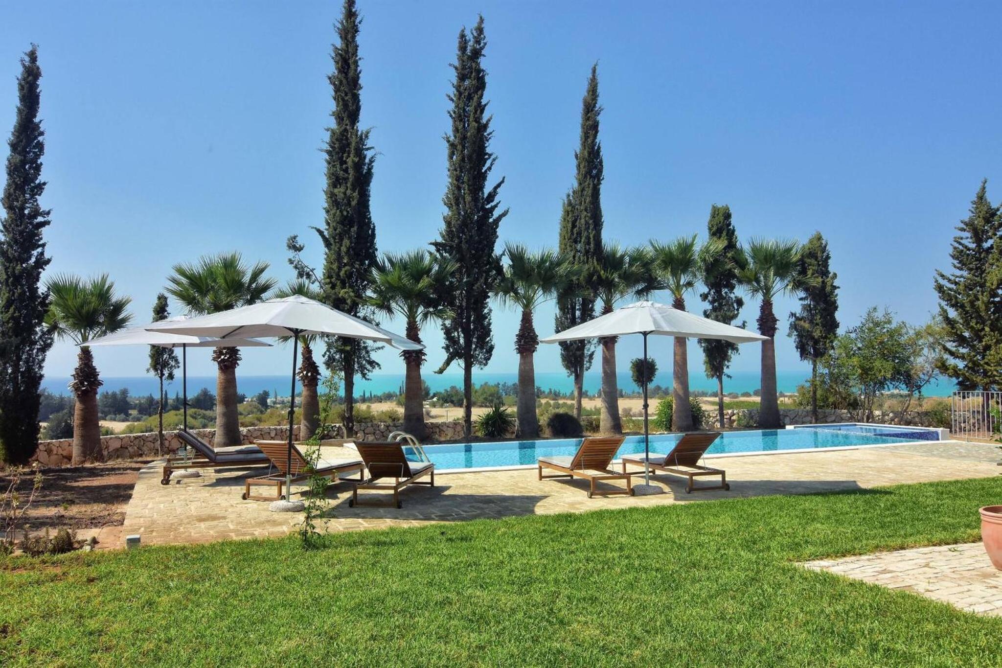 Incredible Large Villa In Paphos sleeps 14 Children Pool, Jacuzzi, Huge Garden