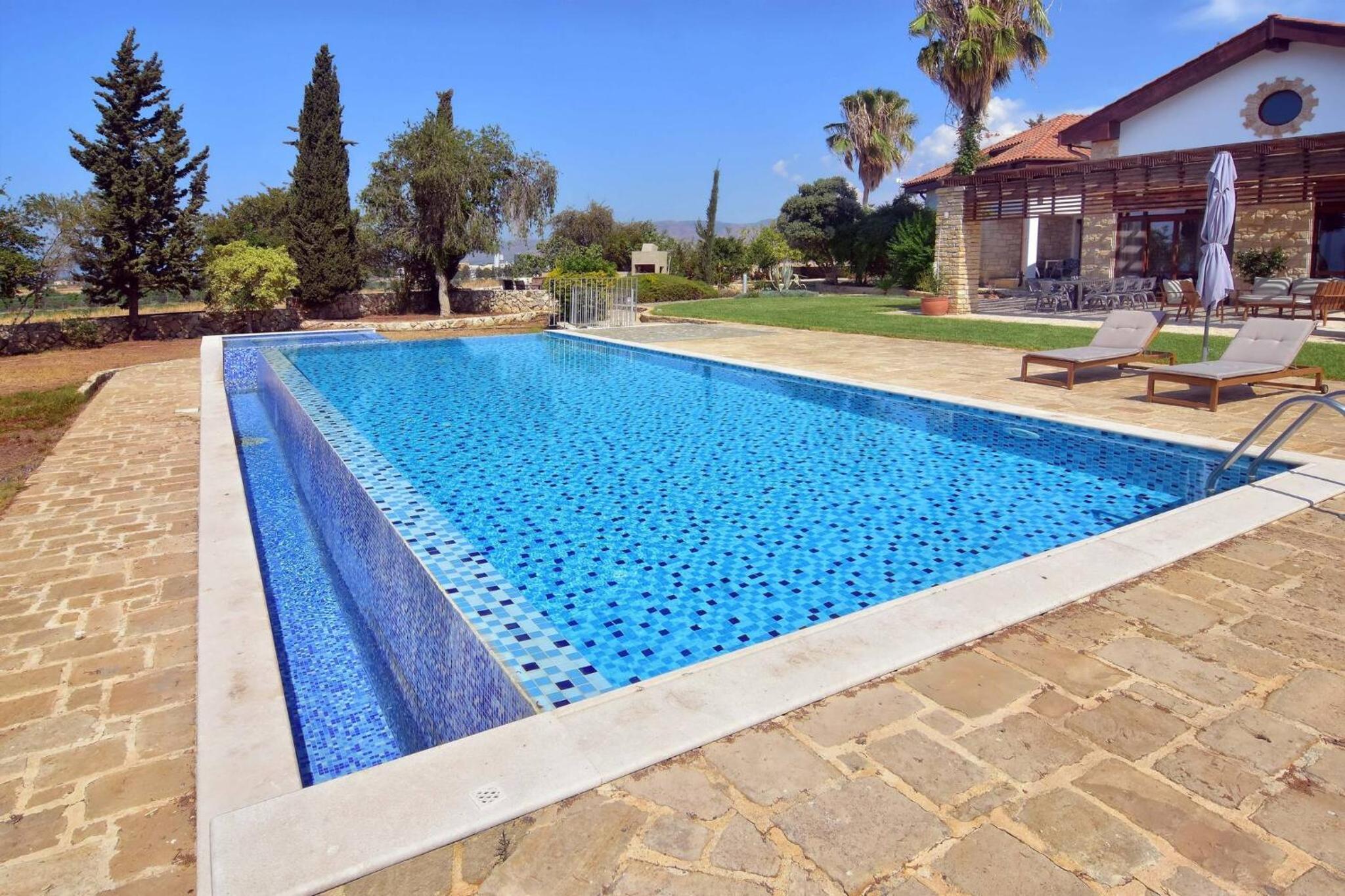 Incredible Large Villa In Paphos sleeps 14 Children Pool, Jacuzzi, Huge Garden