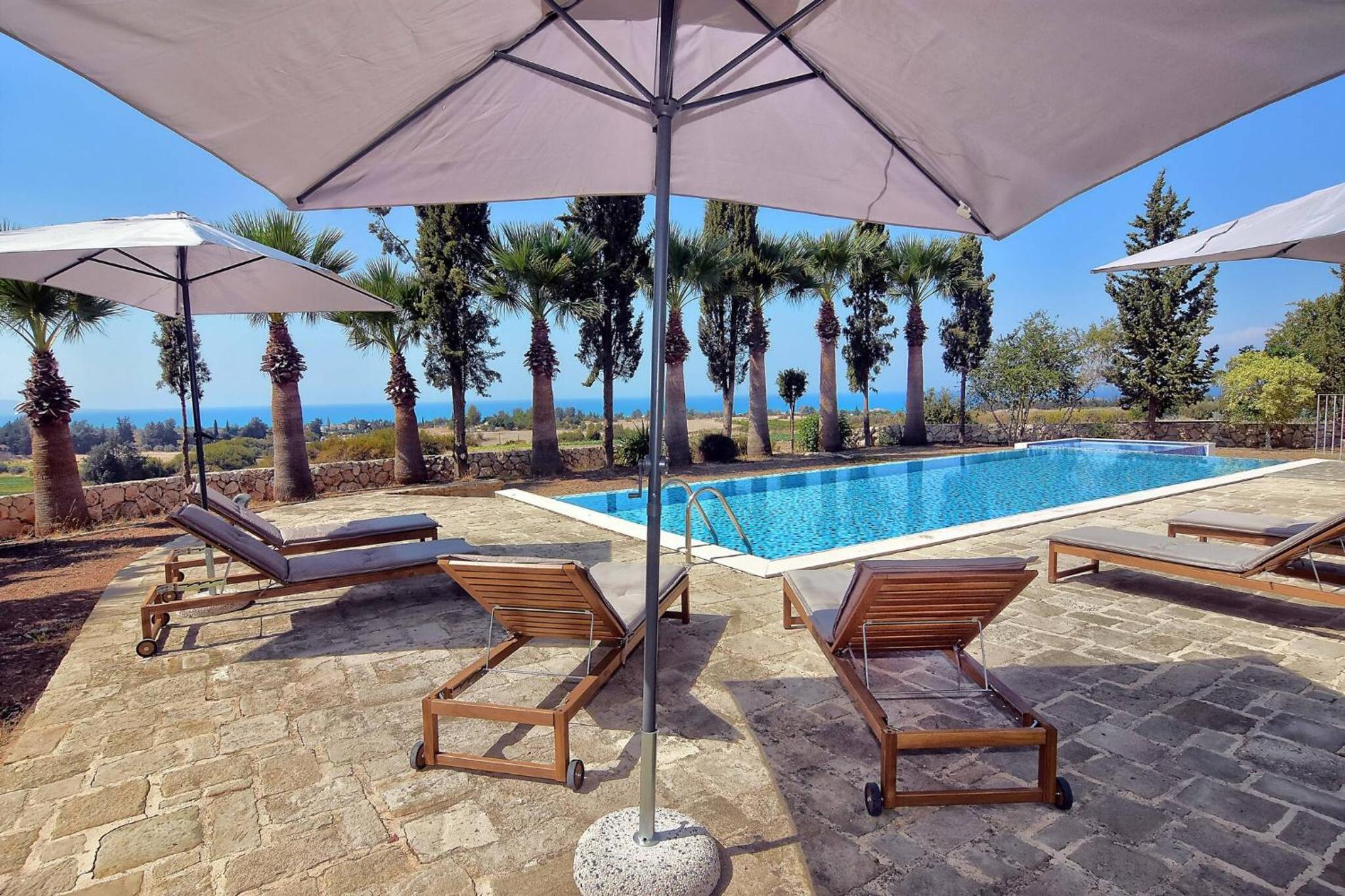 Incredible Large Villa In Paphos sleeps 14 Children Pool, Jacuzzi, Huge Garden