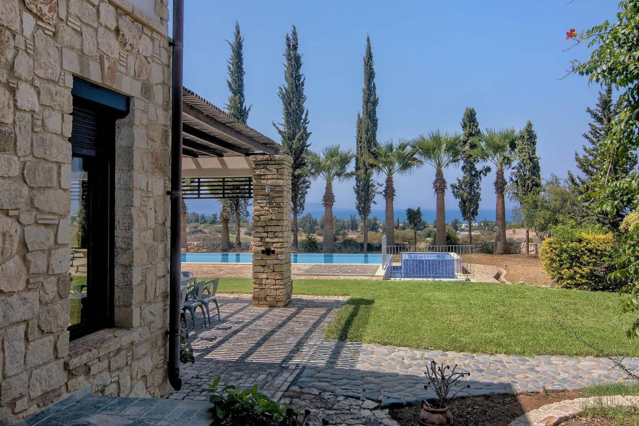 Incredible Large Villa In Paphos sleeps 14 Children Pool, Jacuzzi, Huge Garden