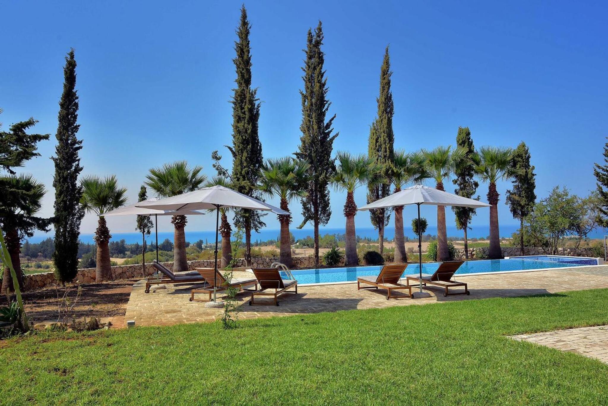 Incredible Large Villa In Paphos sleeps 14 Children Pool, Jacuzzi, Huge Garden