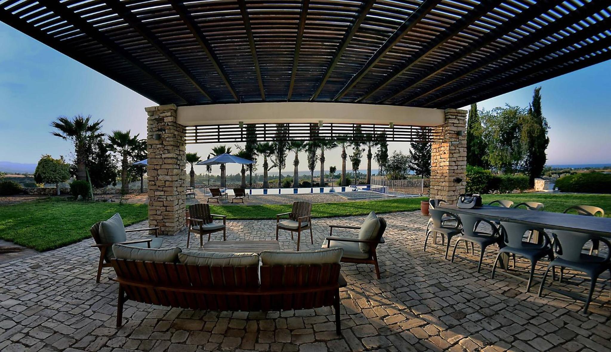 Incredible Large Villa In Paphos sleeps 14 Children Pool, Jacuzzi, Huge Garden
