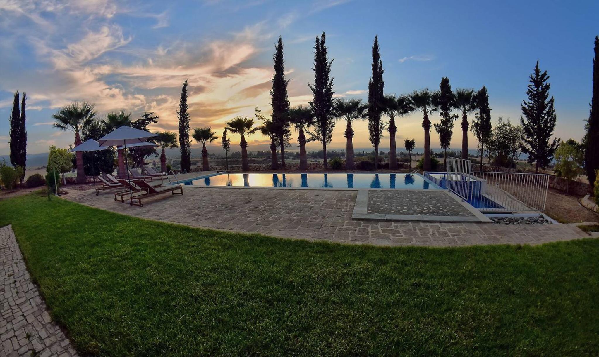 Incredible Large Villa In Paphos sleeps 14 Children Pool, Jacuzzi, Huge Garden