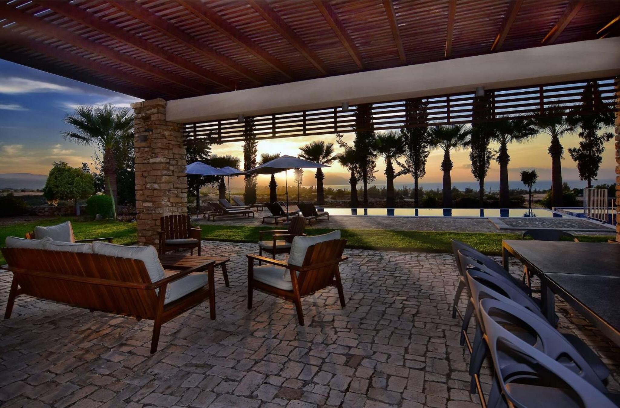 Incredible Large Villa In Paphos sleeps 14 Children Pool, Jacuzzi, Huge Garden