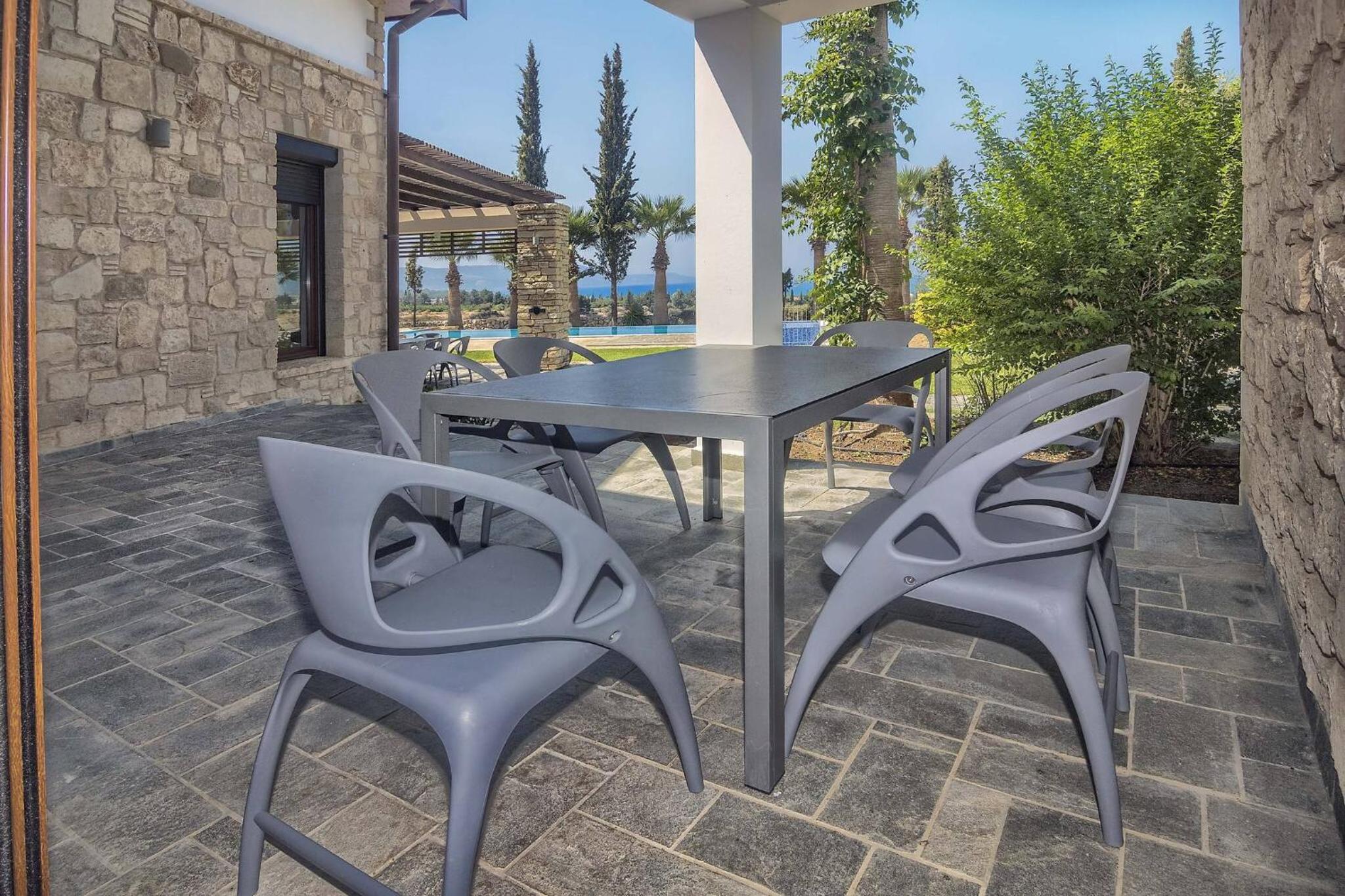 Incredible Large Villa In Paphos sleeps 14 Children Pool, Jacuzzi, Huge Garden