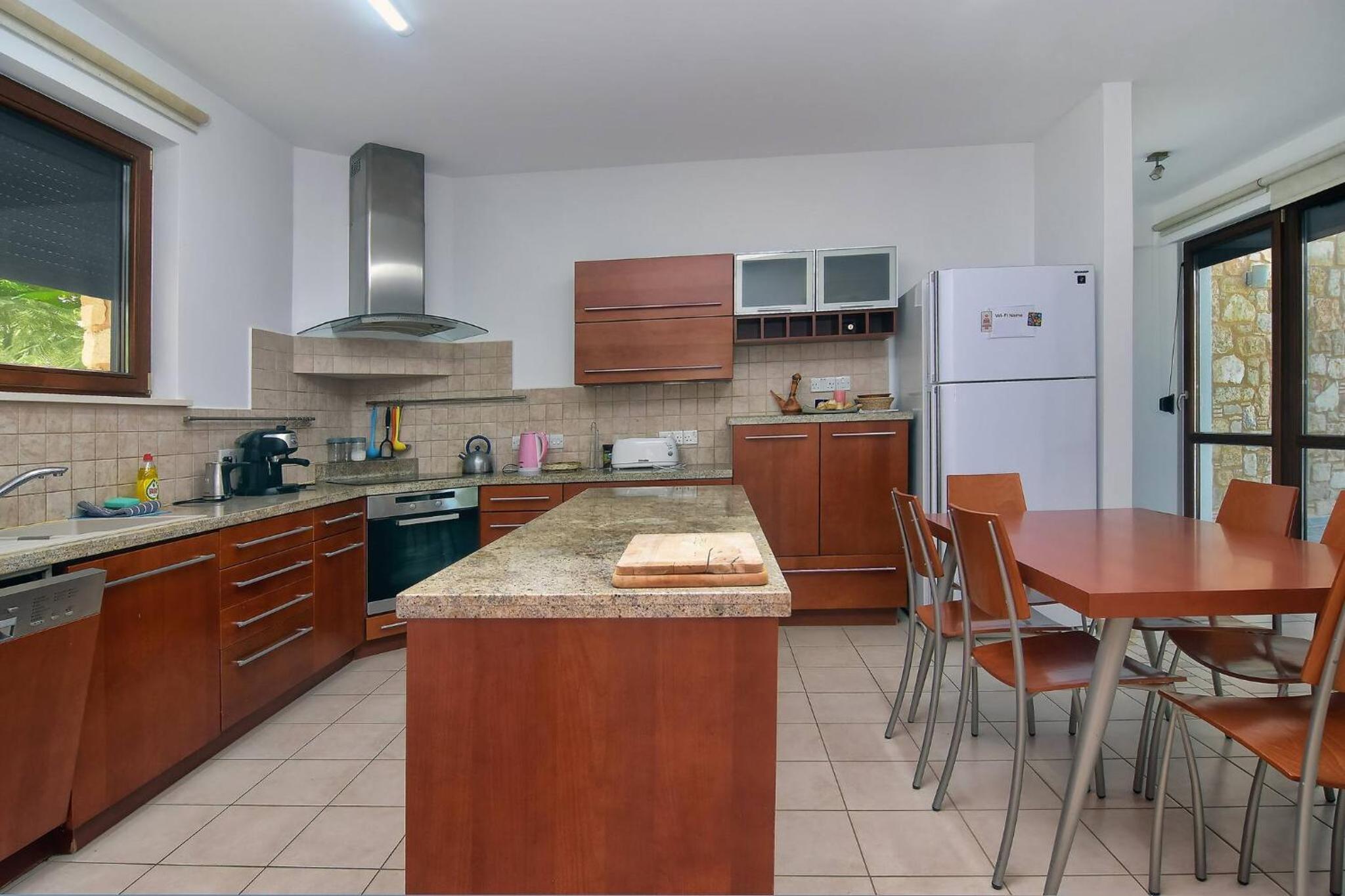 Incredible Large Villa In Paphos sleeps 14 Children Pool, Jacuzzi, Huge Garden