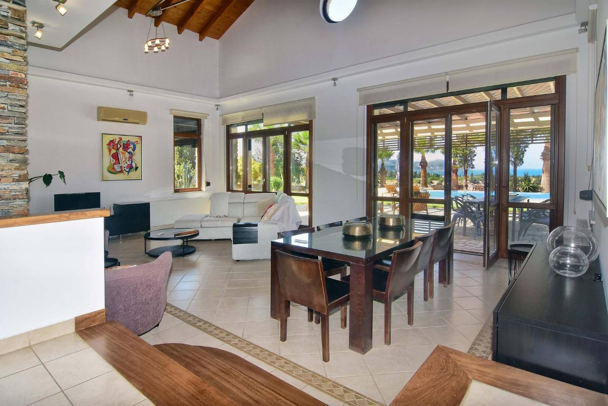 Incredible Large Villa In Paphos sleeps 14 Children Pool, Jacuzzi, Huge Garden