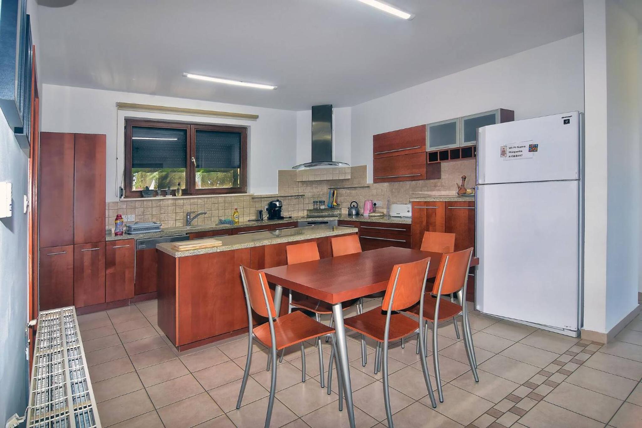 Incredible Large Villa In Paphos sleeps 14 Children Pool, Jacuzzi, Huge Garden