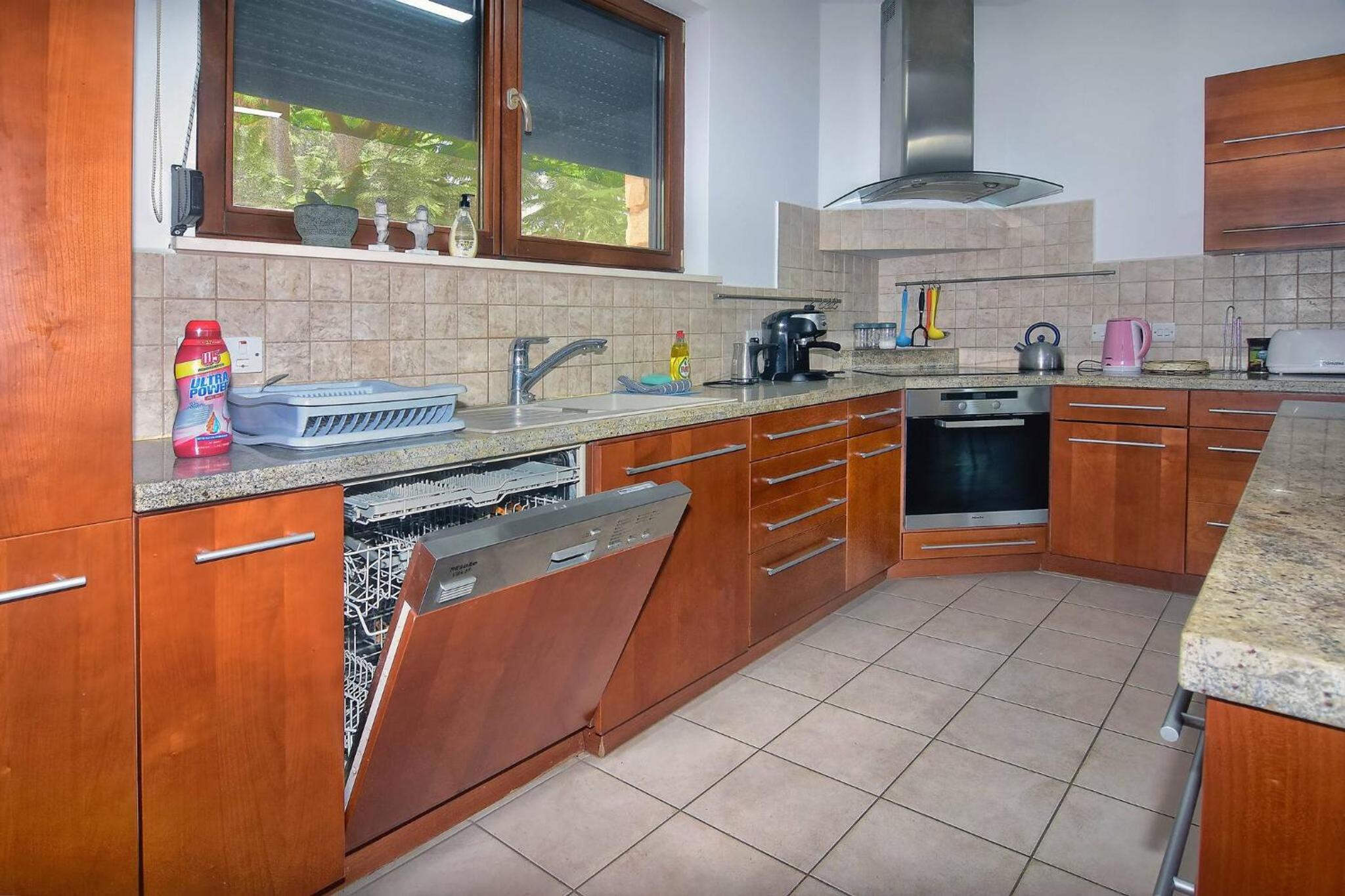 Incredible Large Villa In Paphos sleeps 14 Children Pool, Jacuzzi, Huge Garden