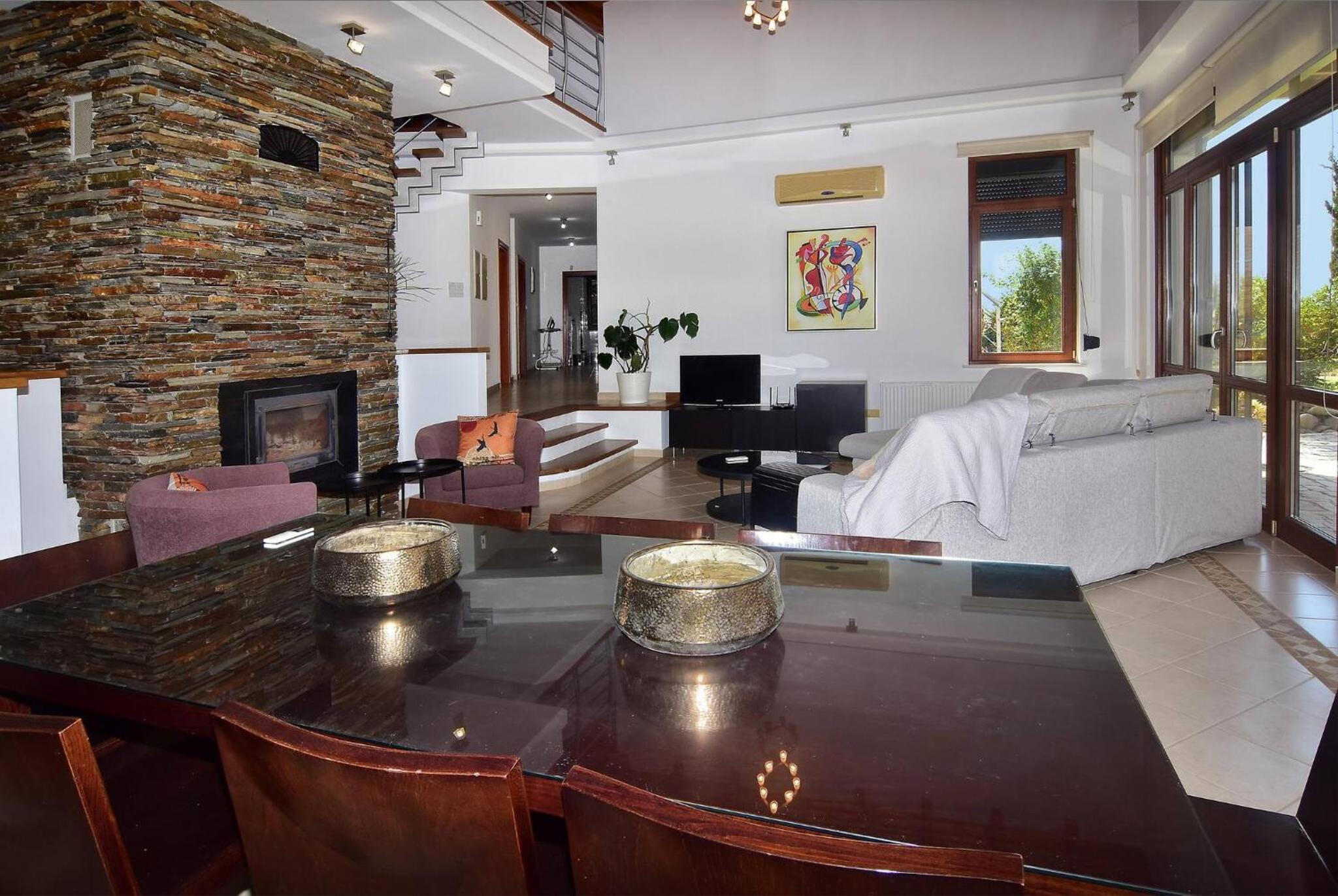 Incredible Large Villa In Paphos sleeps 14 Children Pool, Jacuzzi, Huge Garden