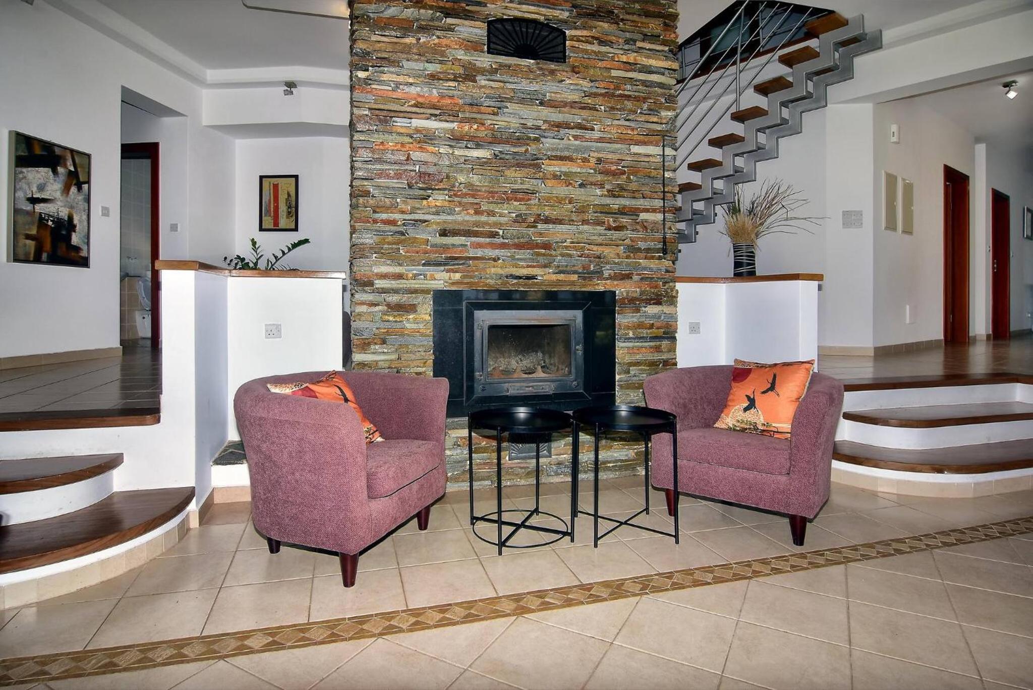 Incredible Large Villa In Paphos sleeps 14 Children Pool, Jacuzzi, Huge Garden