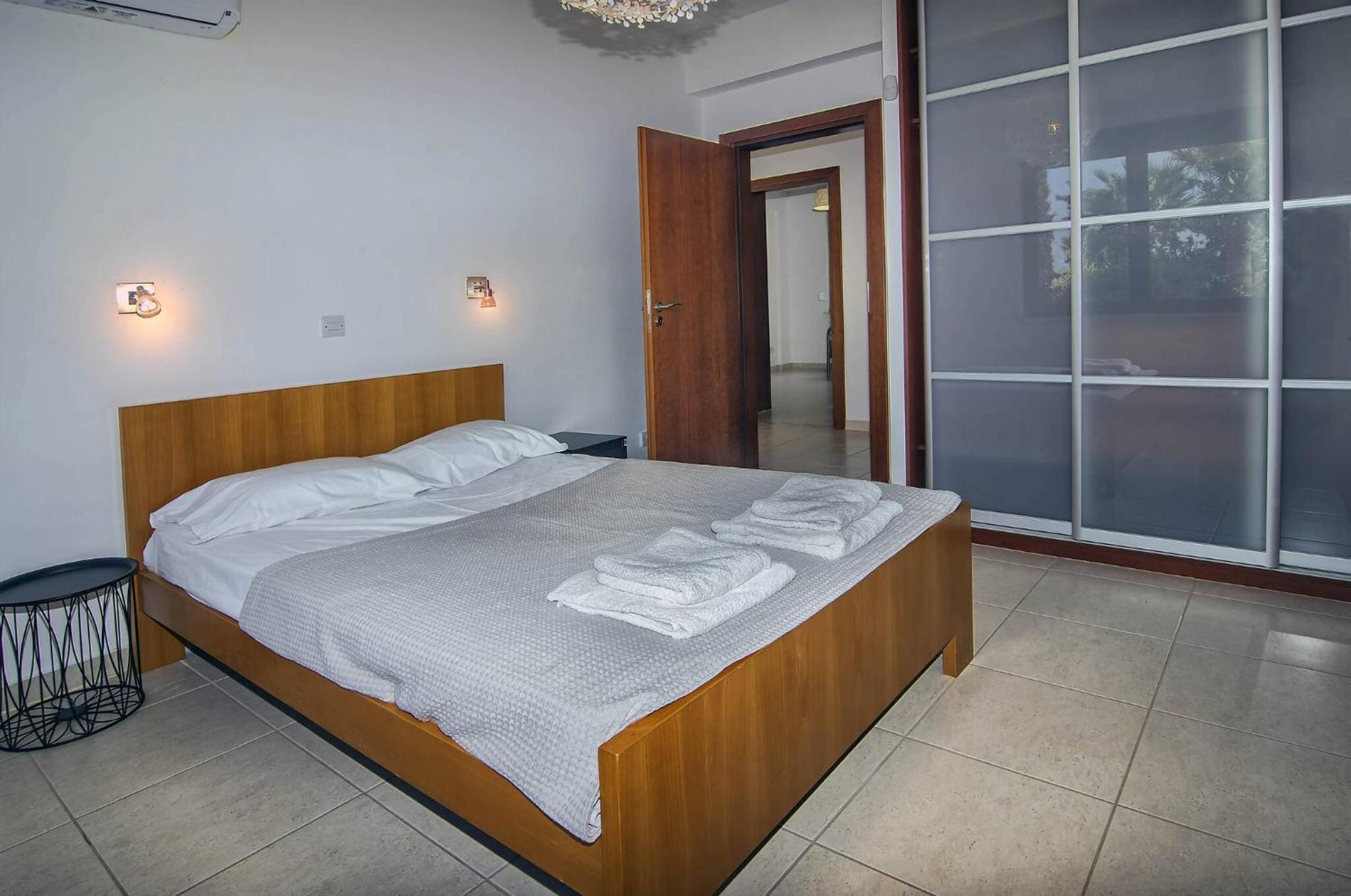 Incredible Large Villa In Paphos sleeps 14 Children Pool, Jacuzzi, Huge Garden