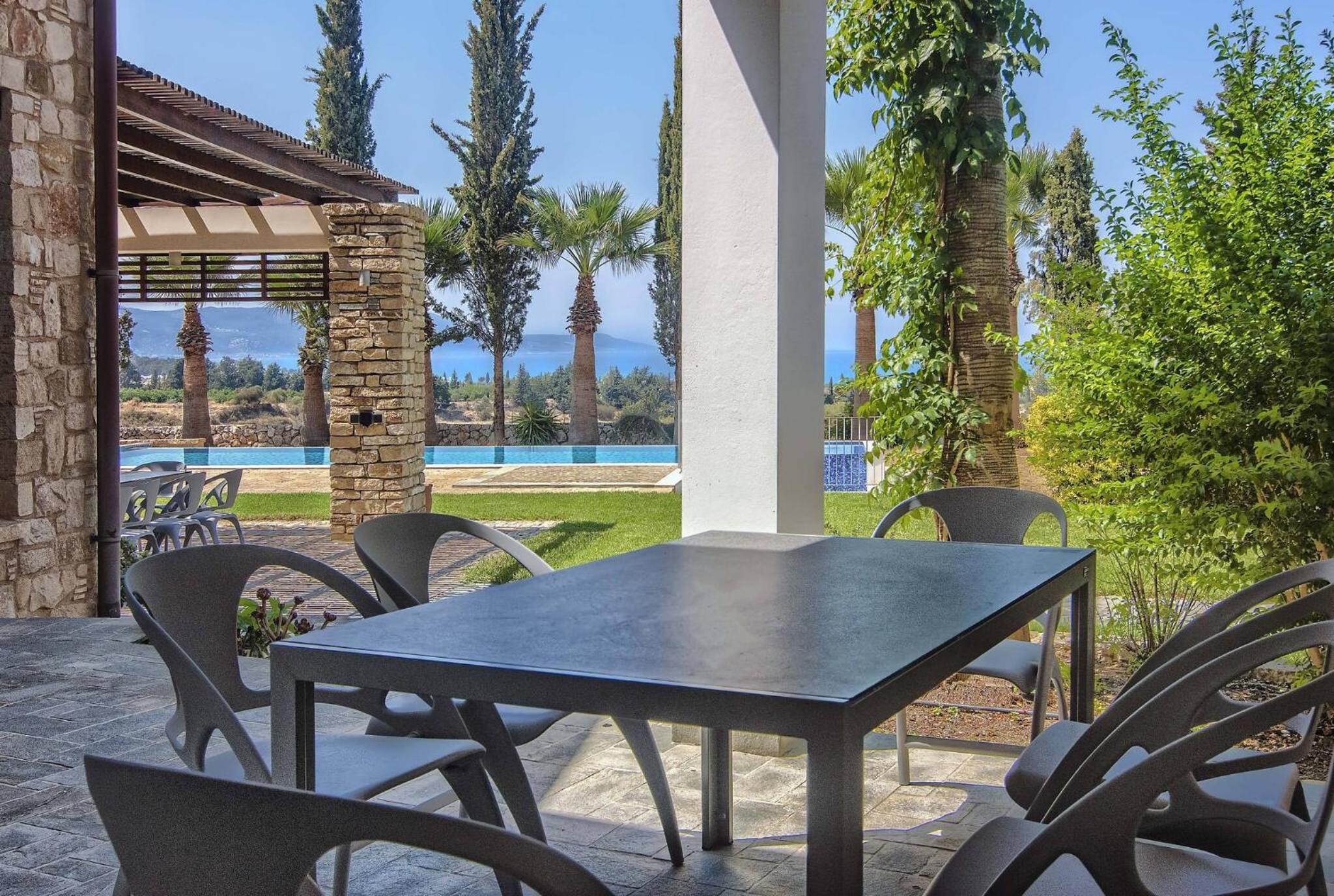 Incredible Large Villa In Paphos sleeps 14 Children Pool, Jacuzzi, Huge Garden