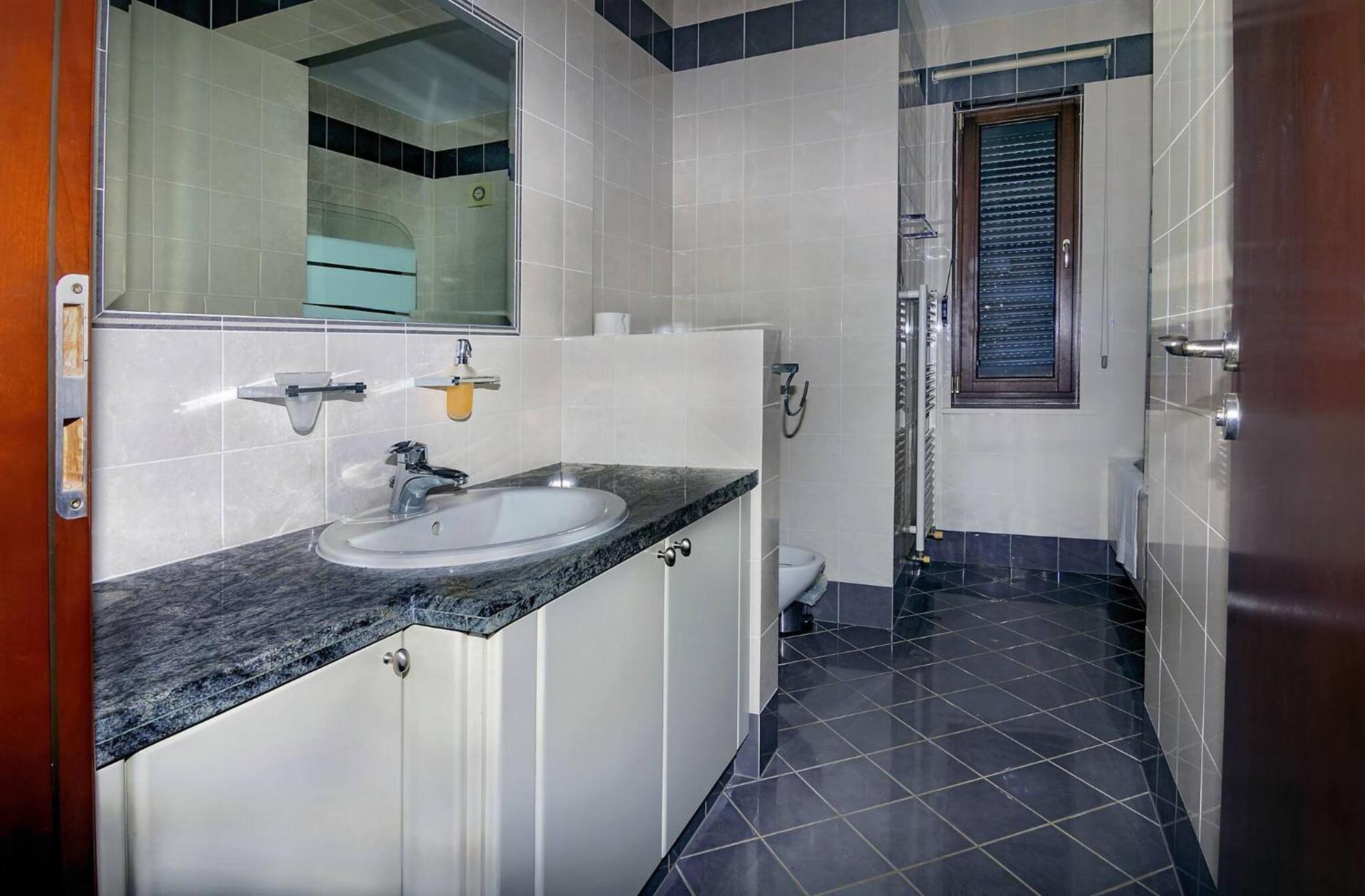 Incredible Large Villa In Paphos sleeps 14 Children Pool, Jacuzzi, Huge Garden