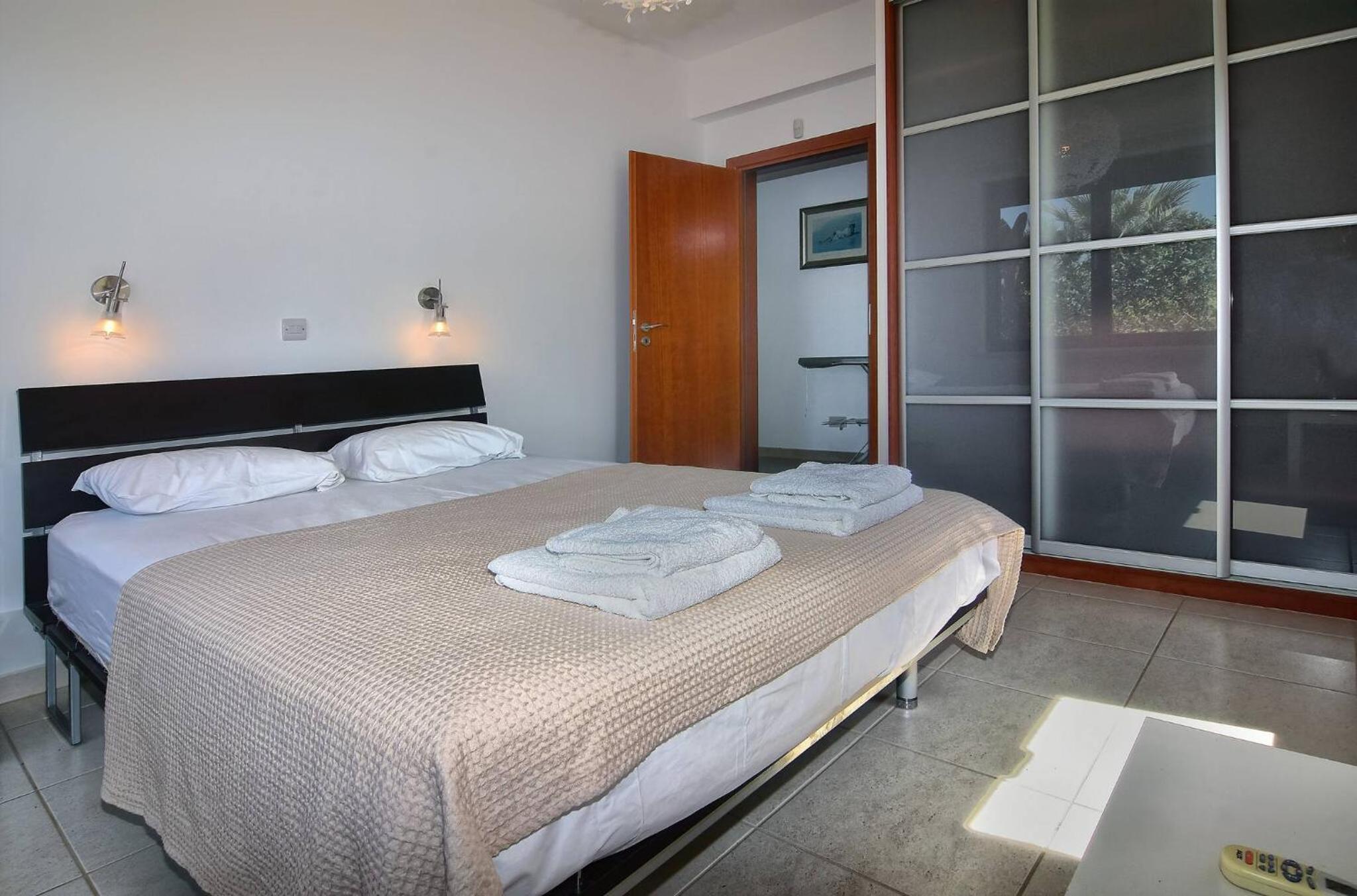 Incredible Large Villa In Paphos sleeps 14 Children Pool, Jacuzzi, Huge Garden