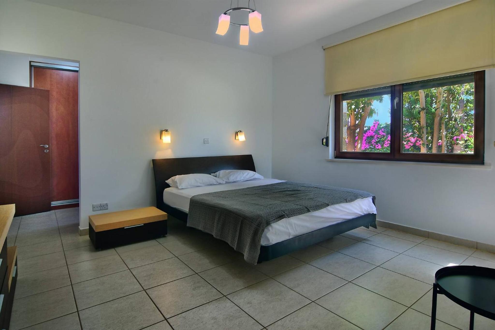 Incredible Large Villa In Paphos sleeps 14 Children Pool, Jacuzzi, Huge Garden