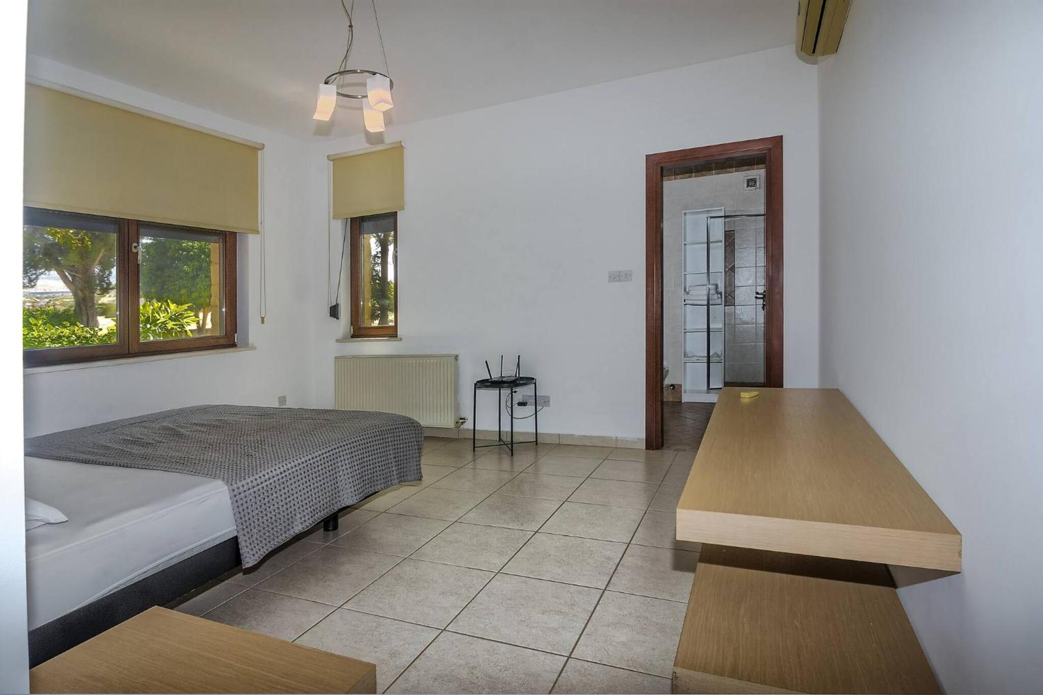 Incredible Large Villa In Paphos sleeps 14 Children Pool, Jacuzzi, Huge Garden