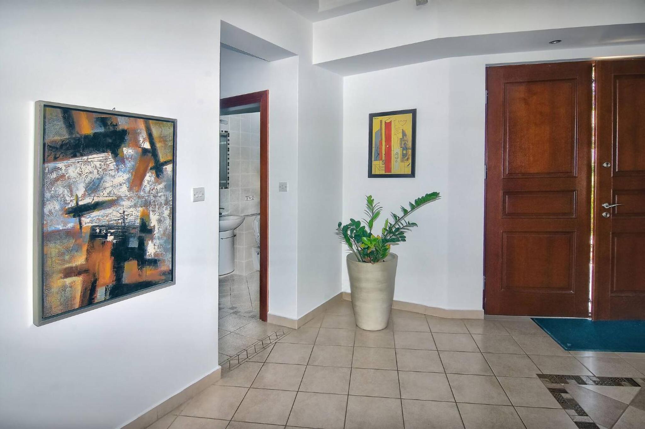 Incredible Large Villa In Paphos sleeps 14 Children Pool, Jacuzzi, Huge Garden