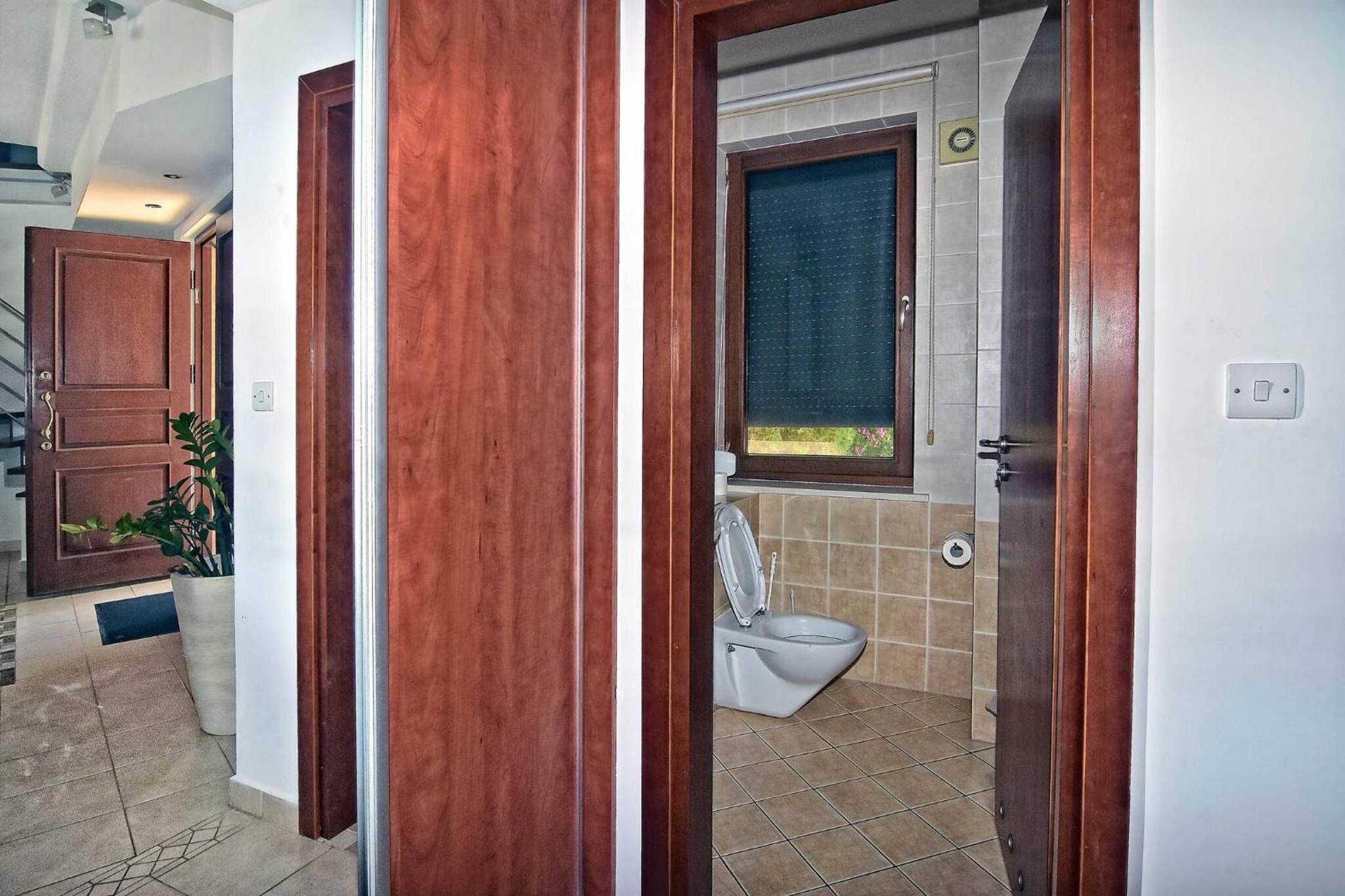 Incredible Large Villa In Paphos sleeps 14 Children Pool, Jacuzzi, Huge Garden