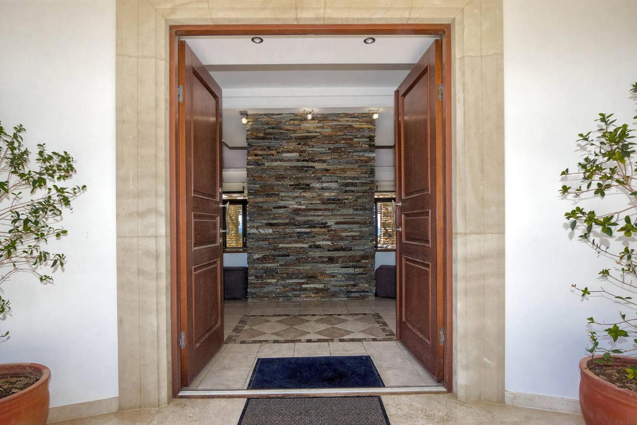 Incredible Large Villa In Paphos sleeps 14 Children Pool, Jacuzzi, Huge Garden
