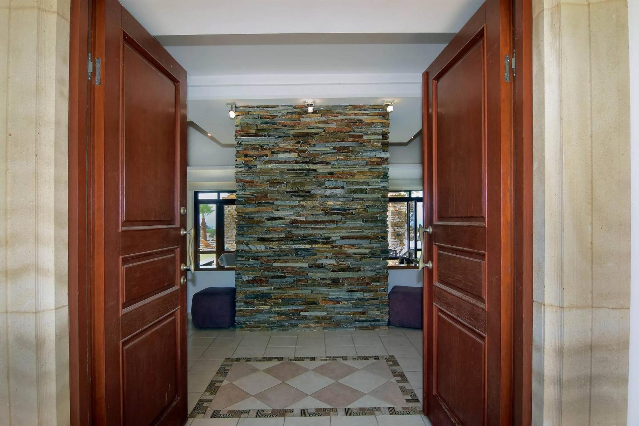 Incredible Large Villa In Paphos sleeps 14 Children Pool, Jacuzzi, Huge Garden
