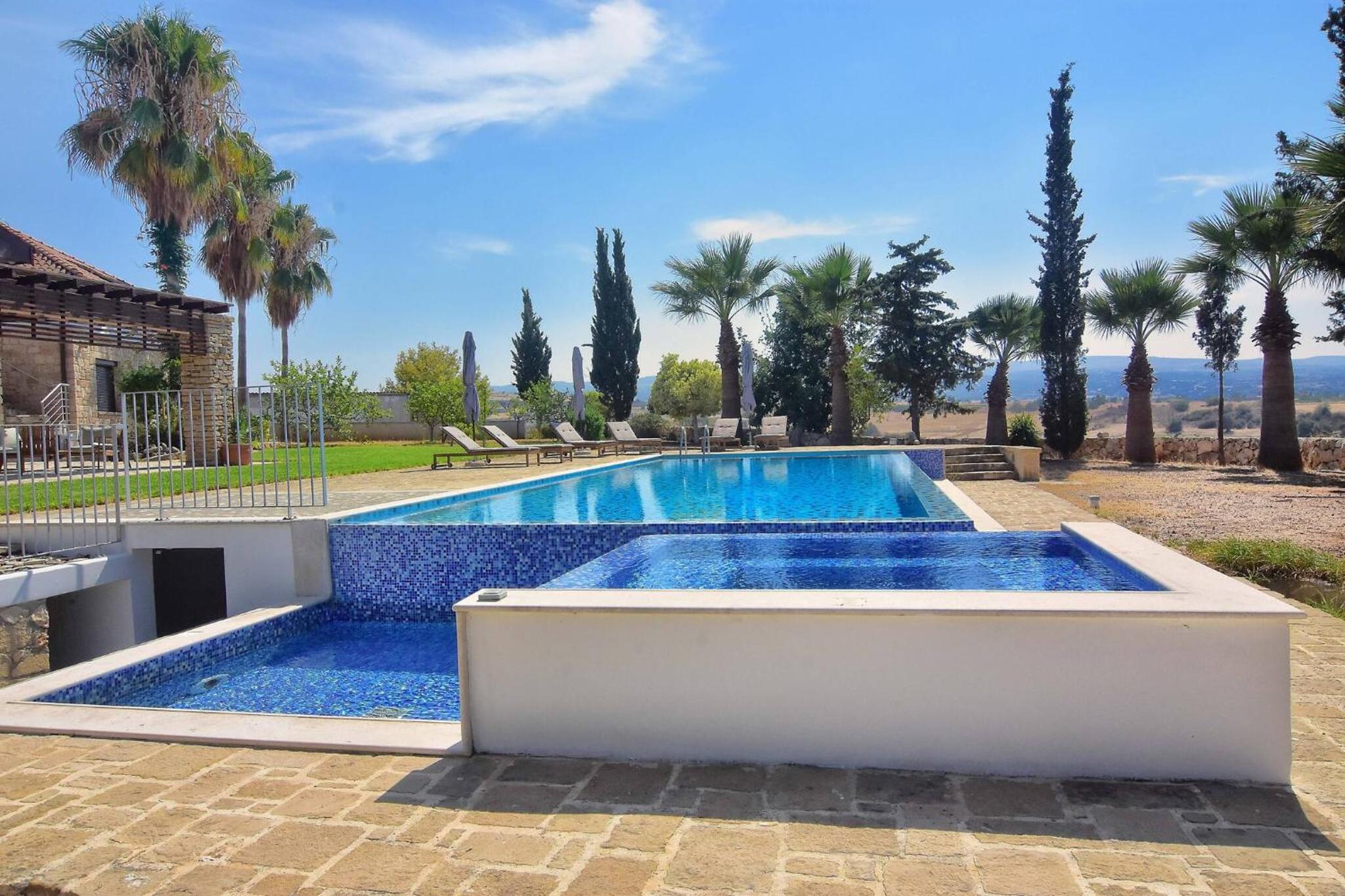 Incredible Large Villa In Paphos sleeps 14 Children Pool, Jacuzzi, Huge Garden