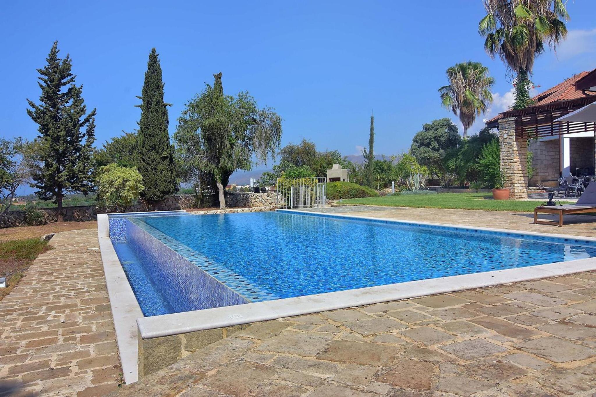 Incredible Large Villa In Paphos sleeps 14 Children Pool, Jacuzzi, Huge Garden