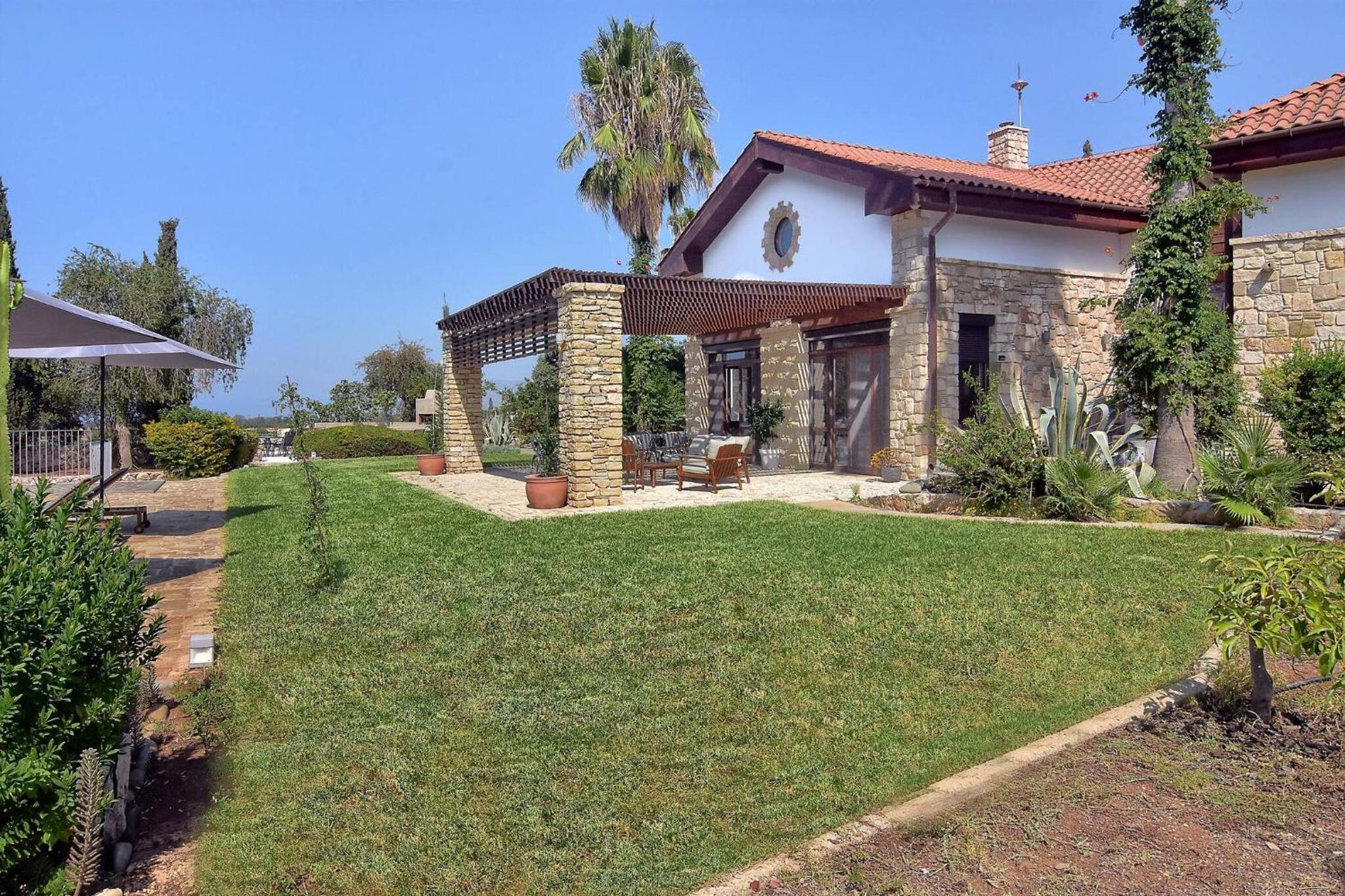 Incredible Large Villa In Paphos sleeps 14 Children Pool, Jacuzzi, Huge Garden