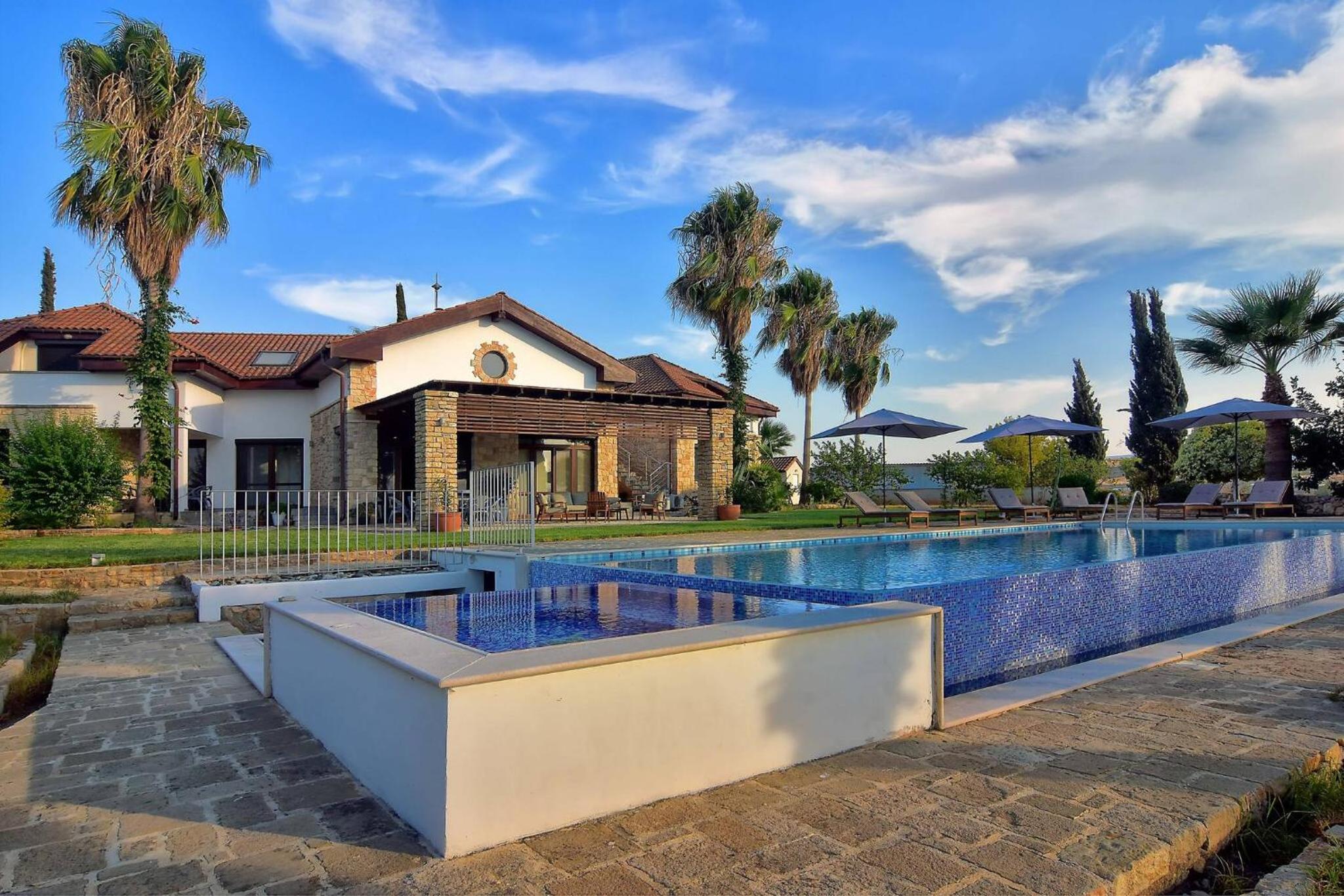 Incredible Large Villa In Paphos sleeps 14 Children Pool, Jacuzzi, Huge Garden